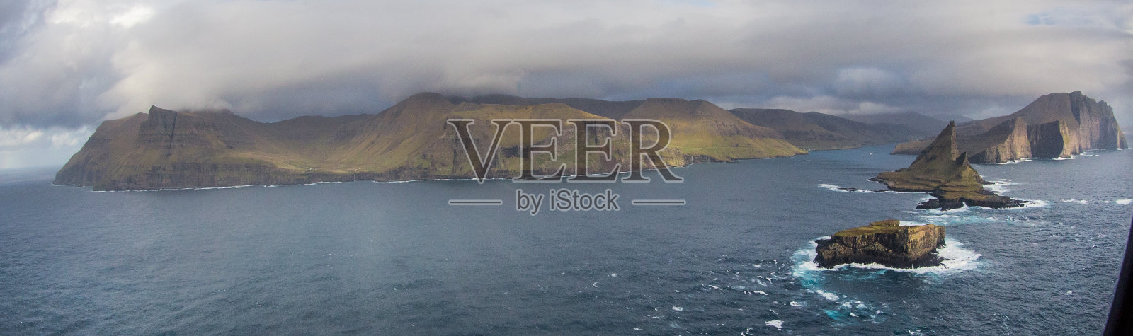 法罗群岛的廷德霍尔穆尔、德朗加尼尔和加索尔穆尔照片摄影图片