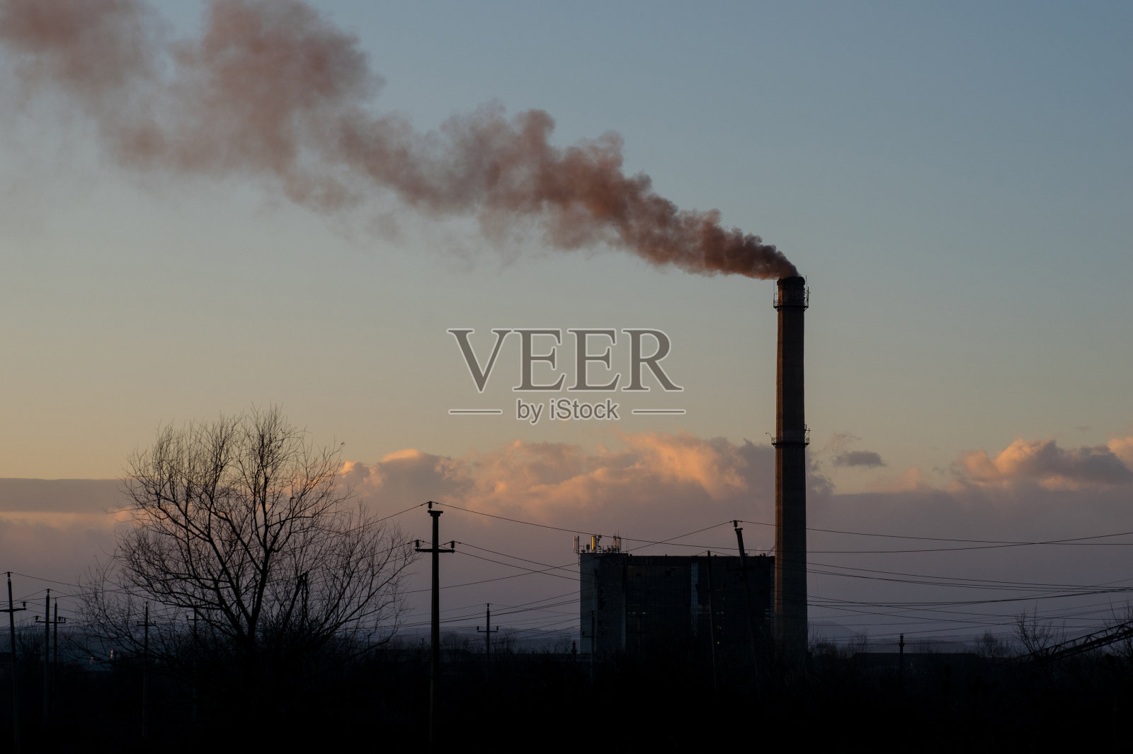 靠烧煤发电的小型火力发电厂照片摄影图片