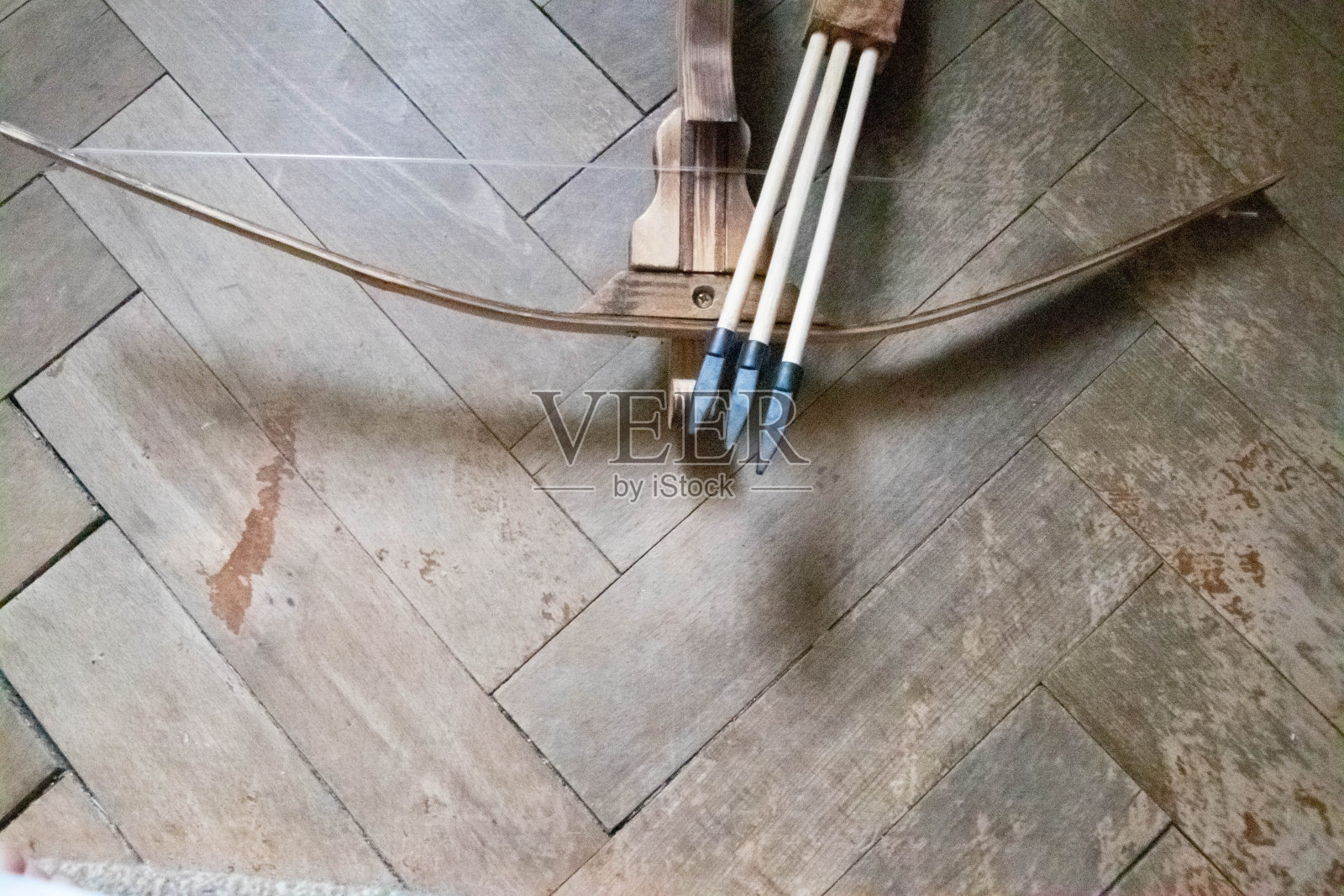 木头背景上的孤立的古董弩和箭照片摄影图片