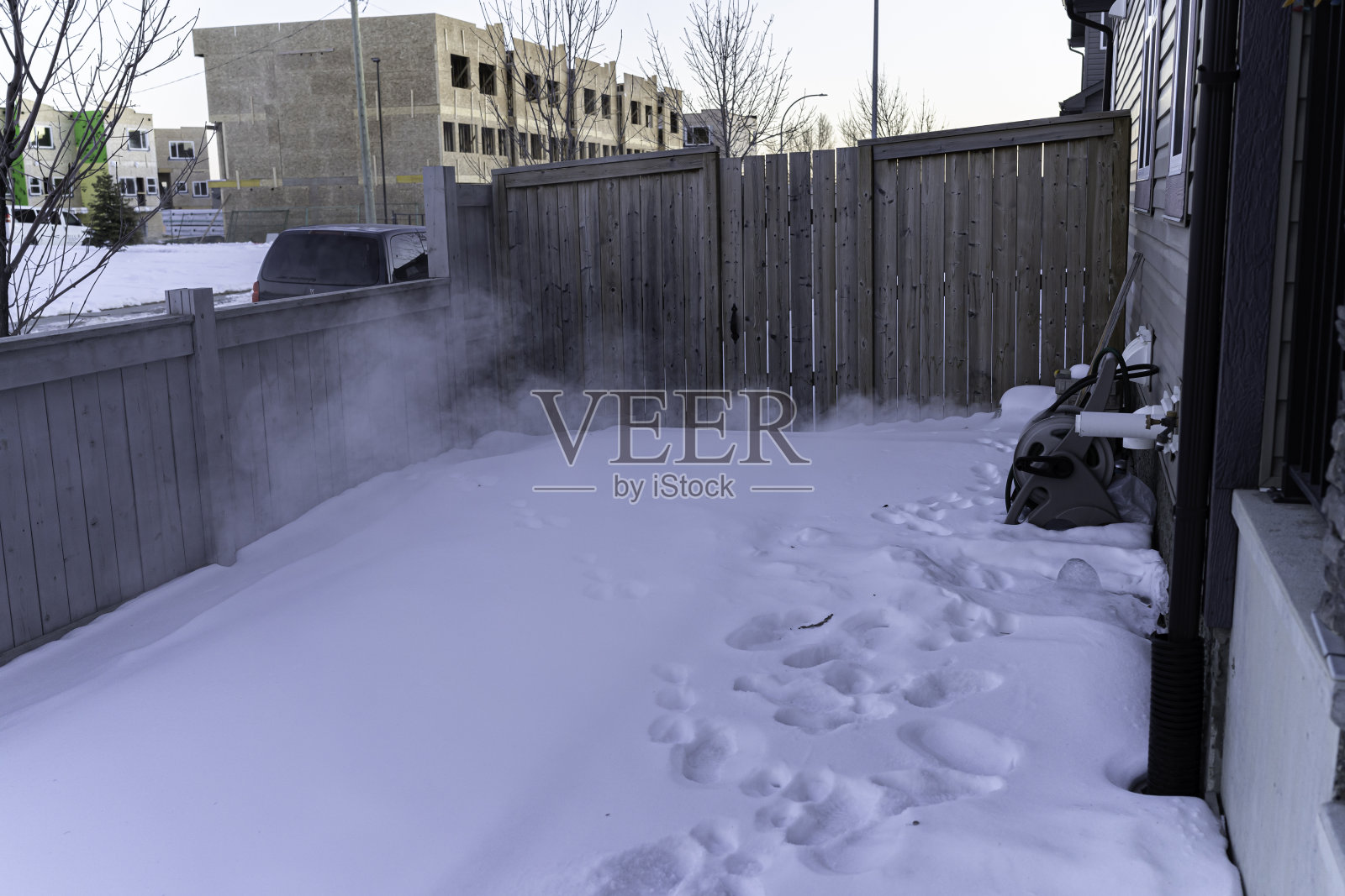 冬天炉子的排气管会放出蒸汽照片摄影图片