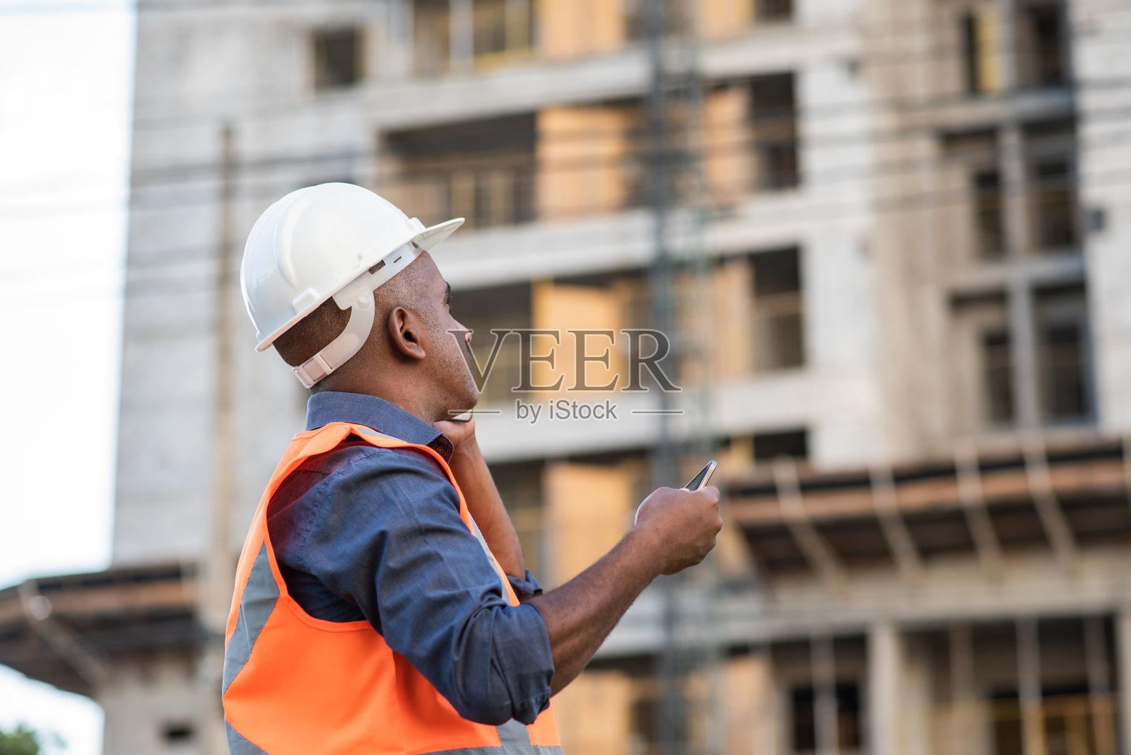 施工现场的工程师，正在使用平板电脑照片摄影图片