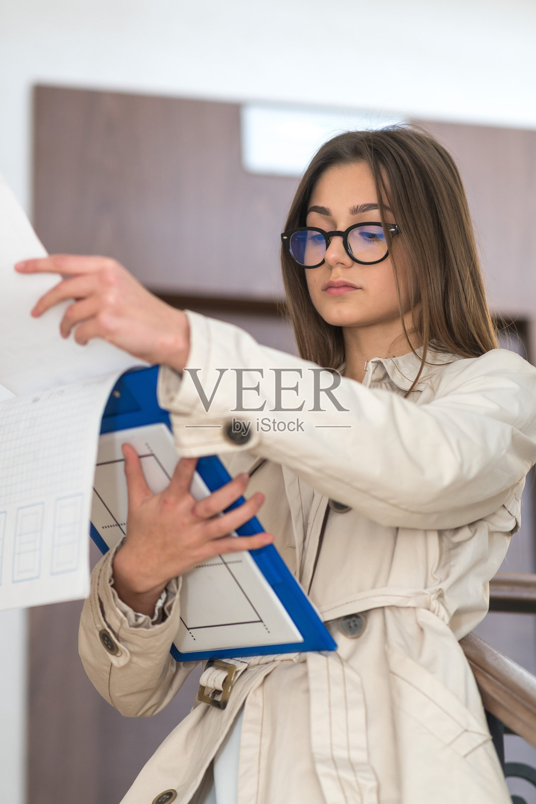 女学生或职业妇女戴眼镜和工作笔记照片摄影图片