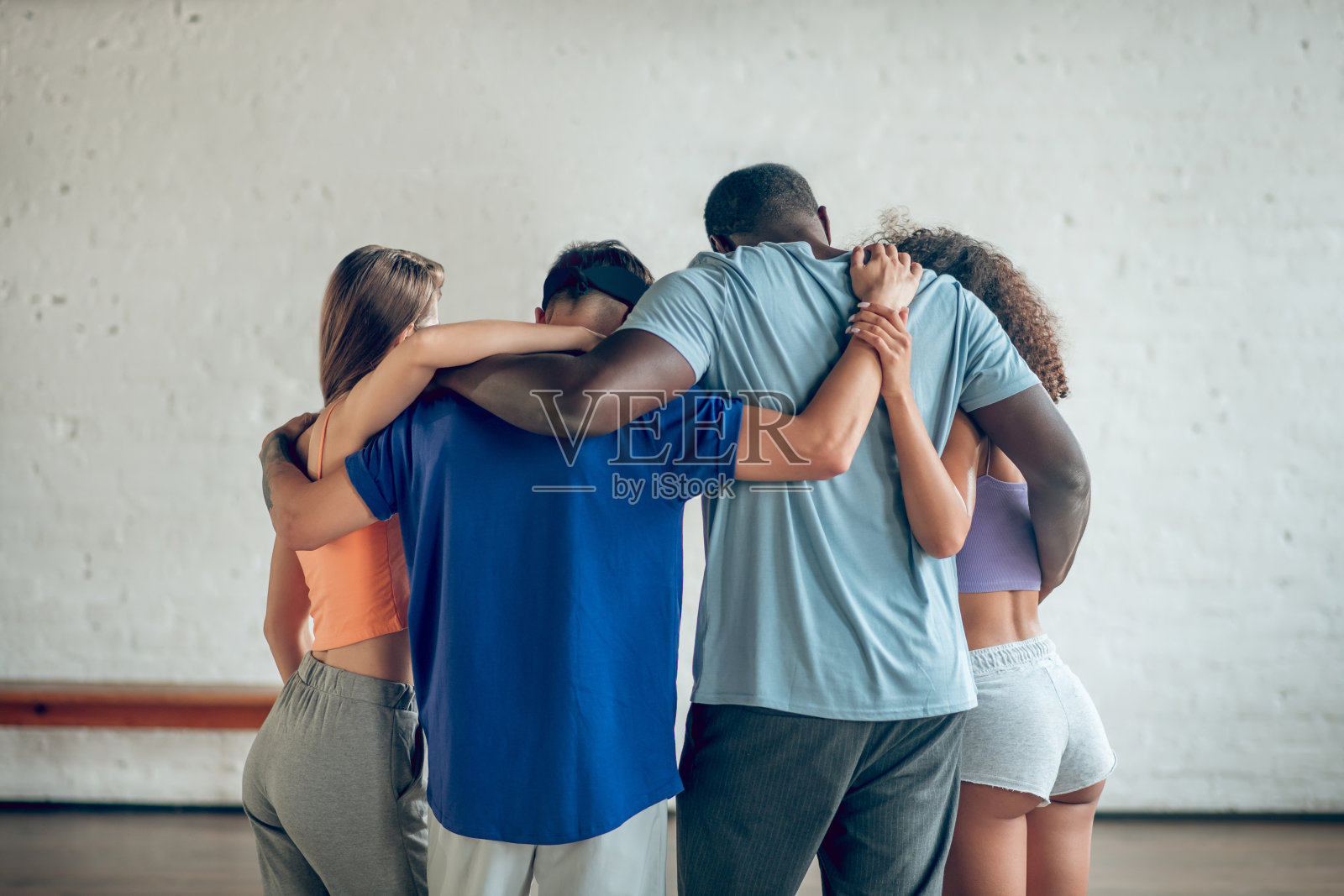 背对着镜头，拥抱年轻人照片摄影图片