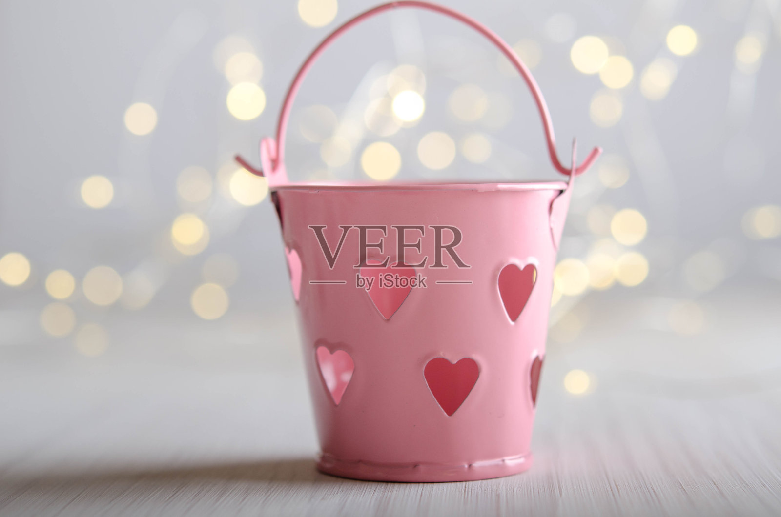 粉色桶在银色散景背景照片摄影图片