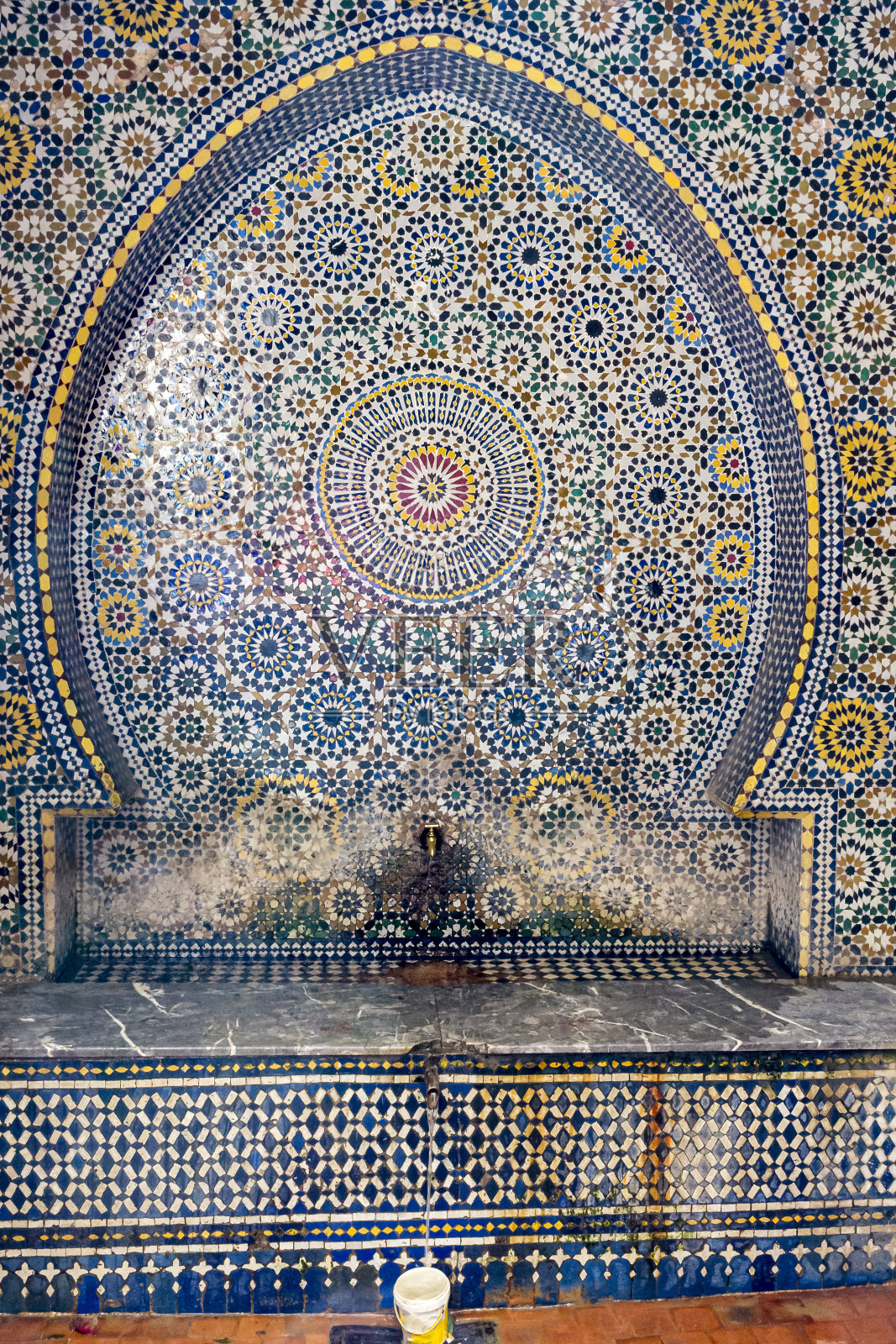 梅克内斯的zellij装饰喷泉照片摄影图片