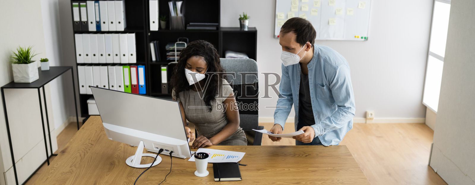 办公室业务员工使用口罩照片摄影图片