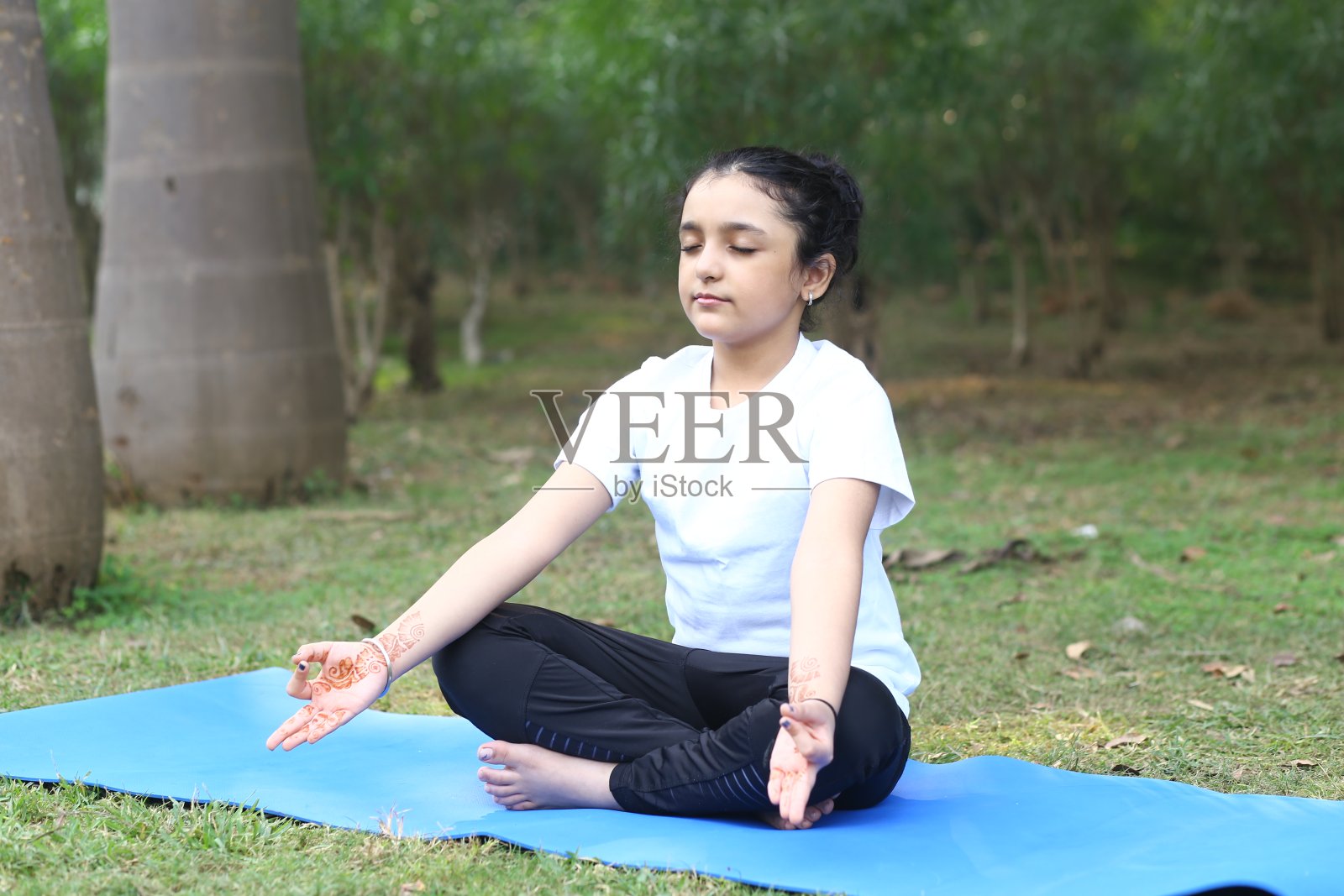 公园里的小女孩户外瑜伽照片摄影图片