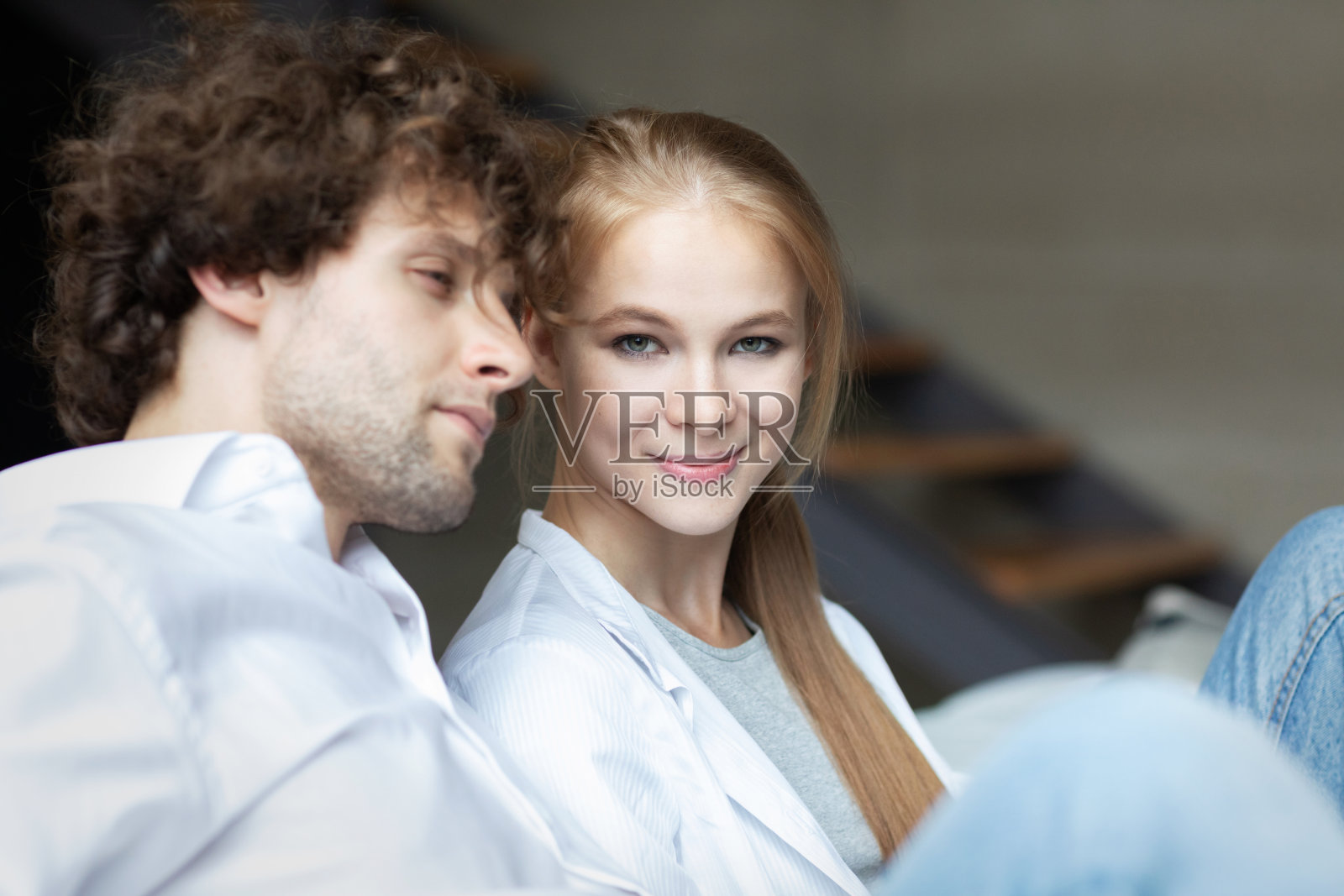 肖像сlose-up一对年轻夫妇在家里放松。照片摄影图片