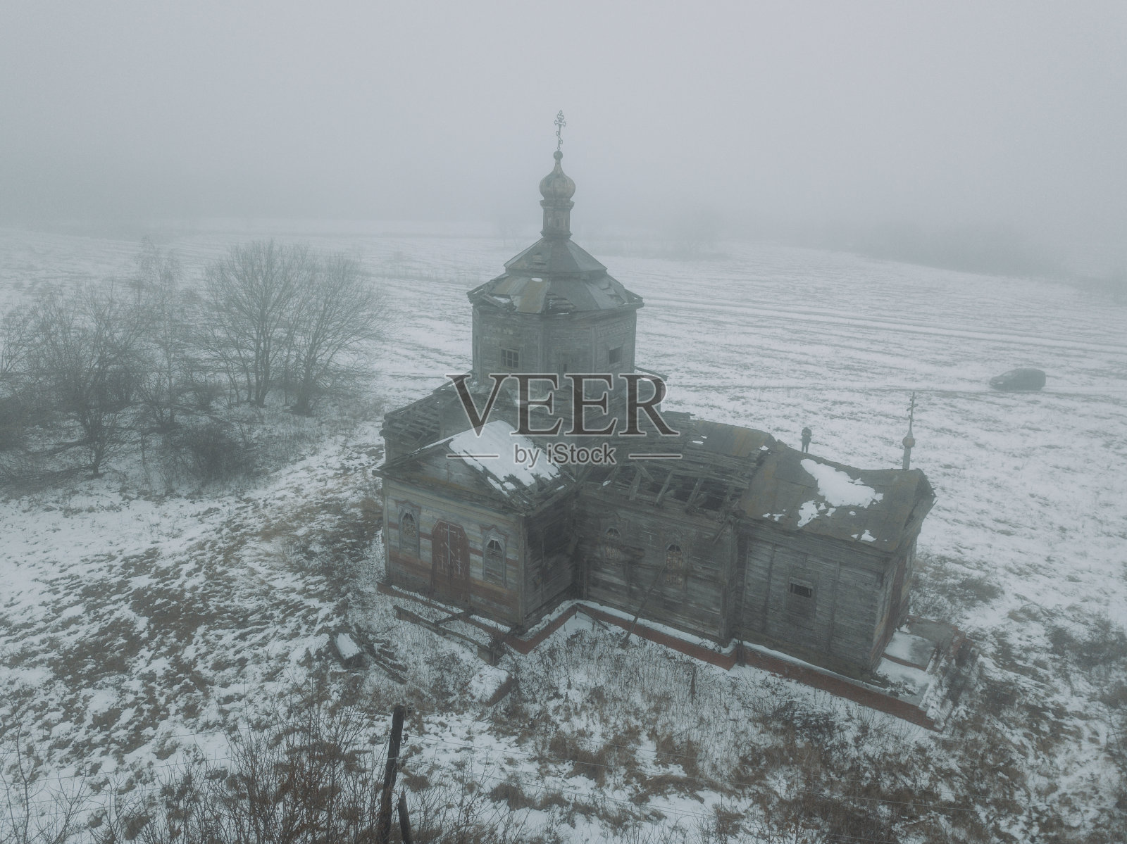 老废弃的木制废墟俄罗斯教堂在卡缅卡，库尔斯克地区，鸟瞰图照片摄影图片