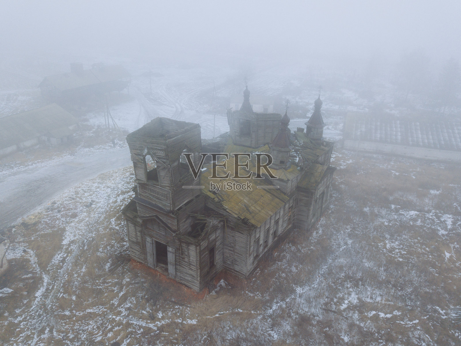 老废弃的木制废墟俄罗斯教堂在卡缅卡，库尔斯克地区，鸟瞰图照片摄影图片