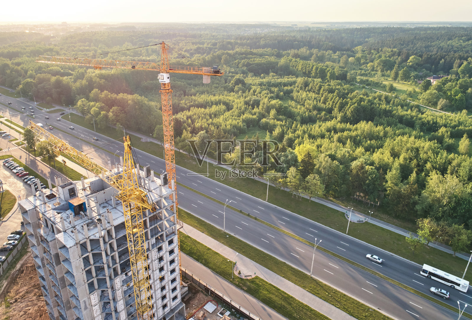 在绿色区域建造房屋照片摄影图片