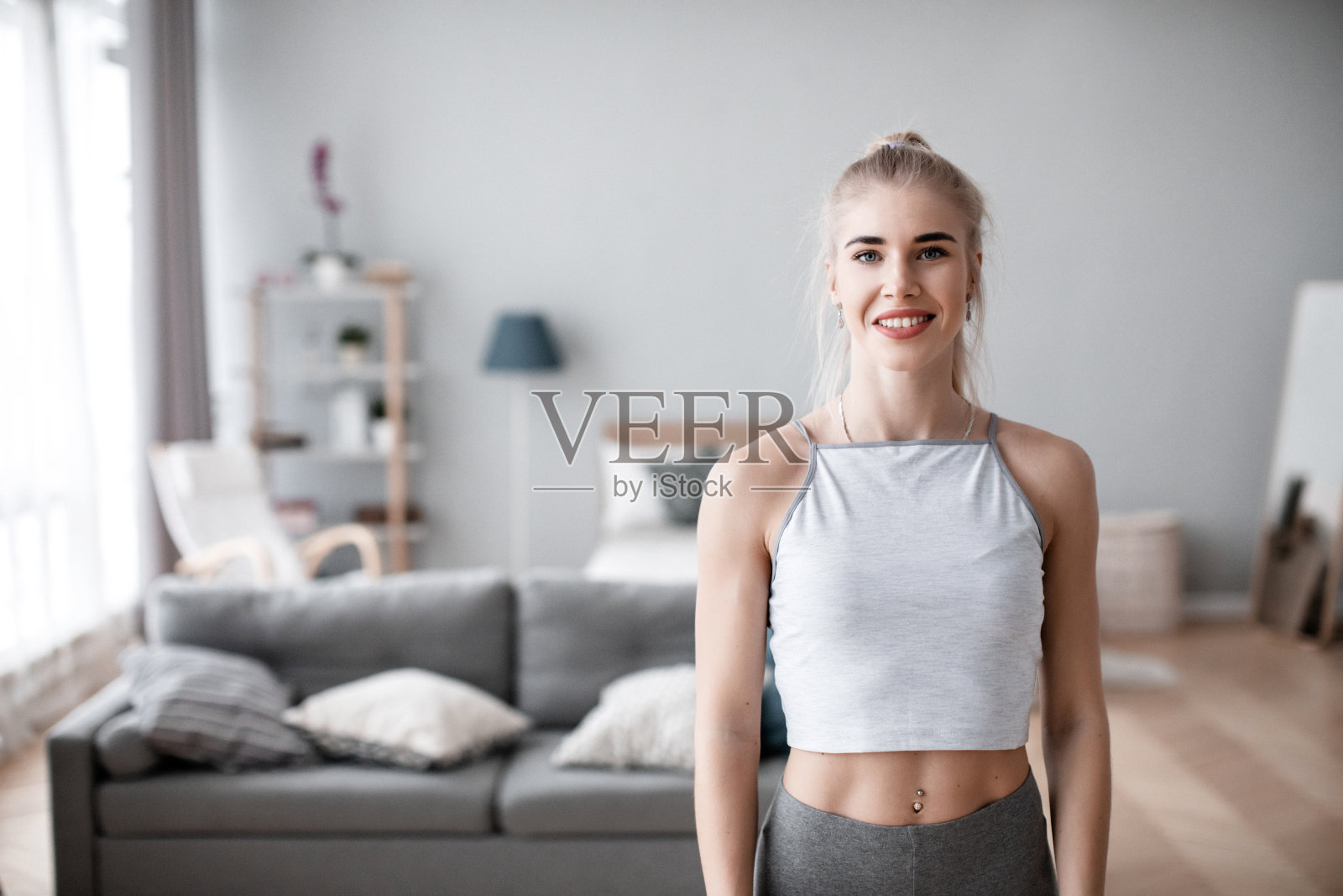 美女在客厅健身，在家健身。照片摄影图片