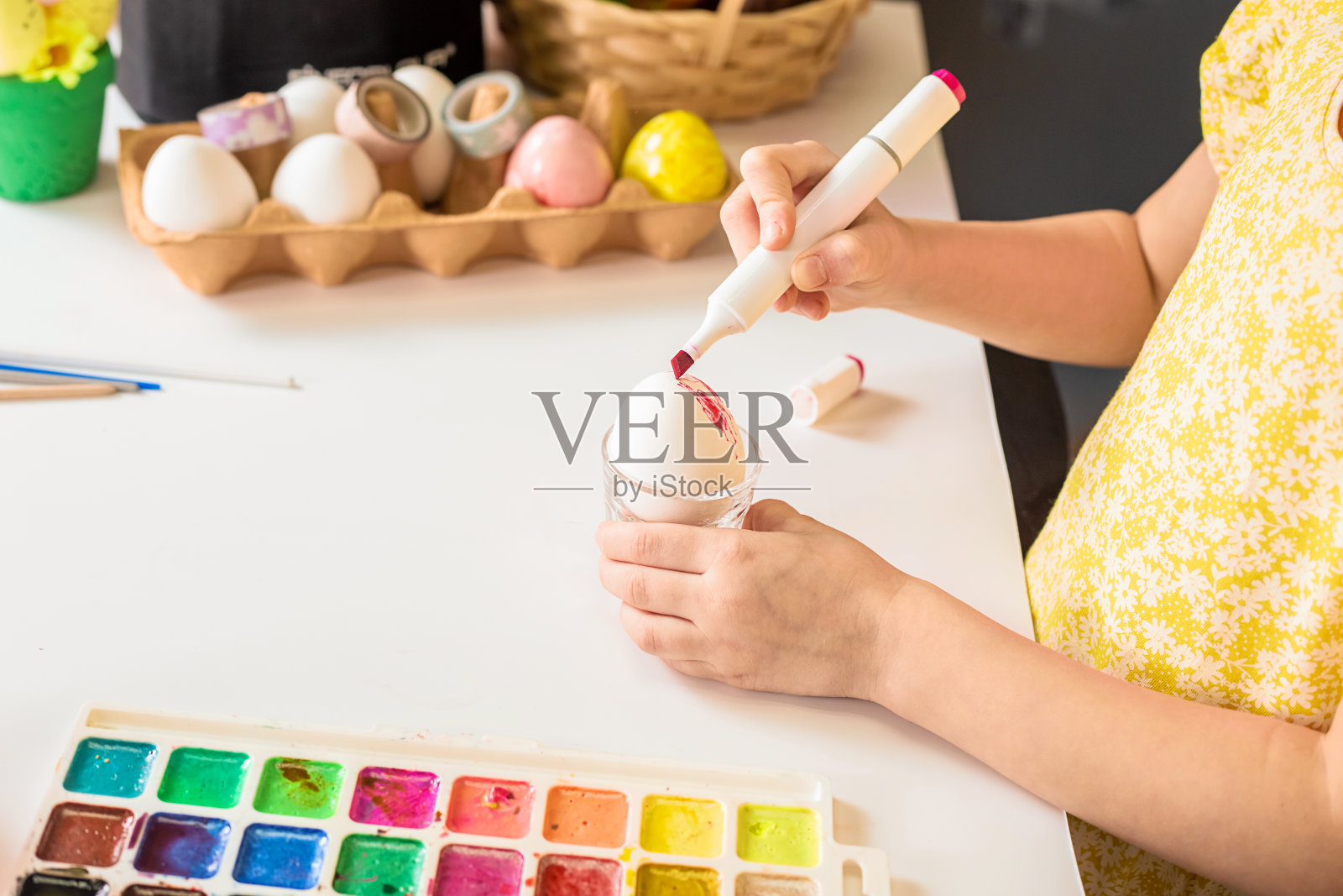 特写部分的观点，小孩子画复活节蛋在桌子上照片摄影图片