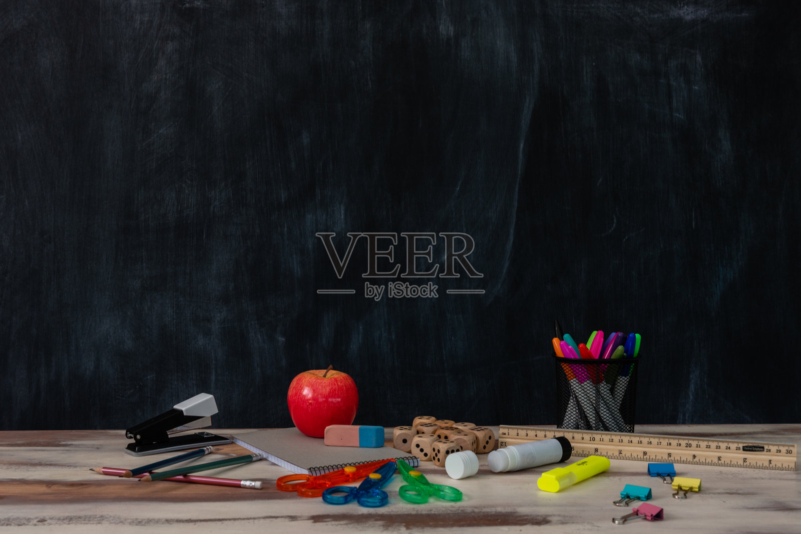 教室布置，有桌子、黑板和各种学习用品照片摄影图片