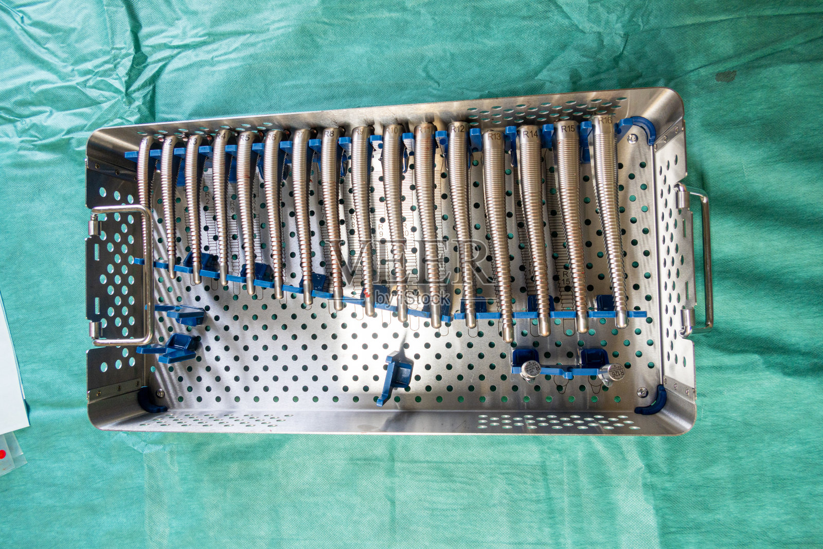 器械托盘包含髋关节假体手术的锉刀照片摄影图片