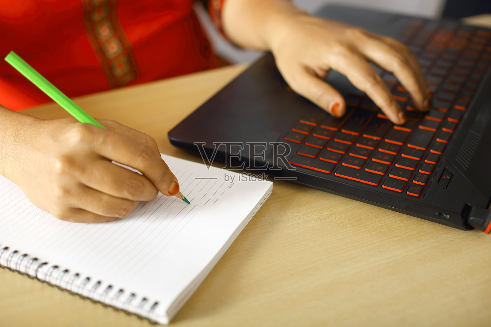 一个年轻的印度妇女用笔记本电脑工作的肖像照片摄影图片