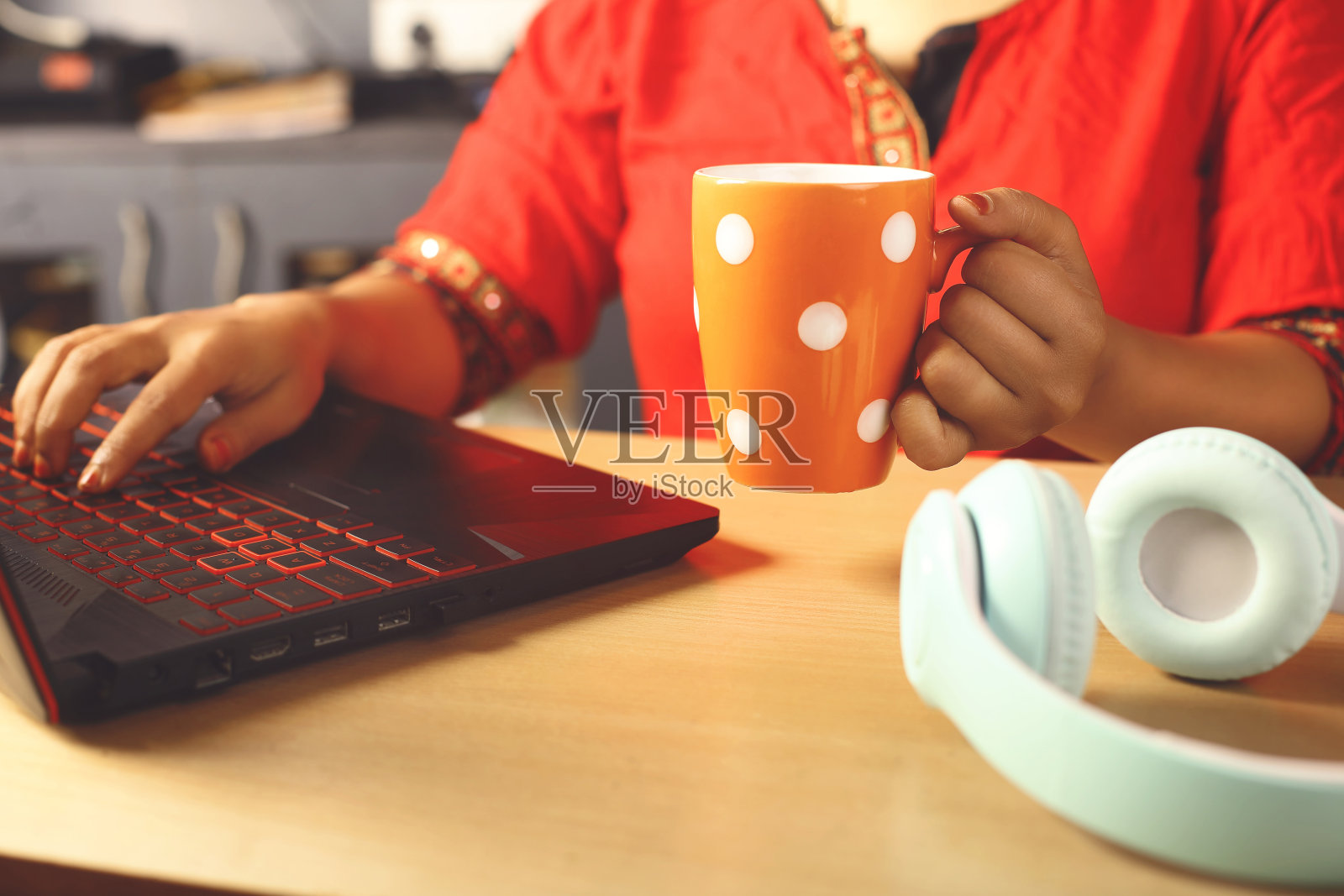 一名印度妇女在家庭办公室使用笔记本电脑工作照片摄影图片