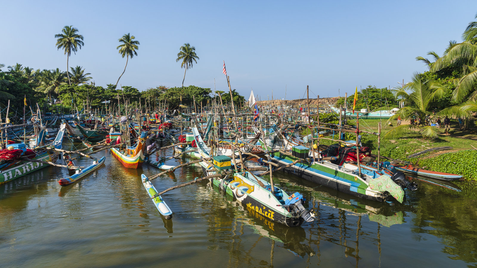斯里兰卡加勒当地鱼市的港口里，许多色彩鲜艳、装饰华丽的传统渔船照片摄影图片