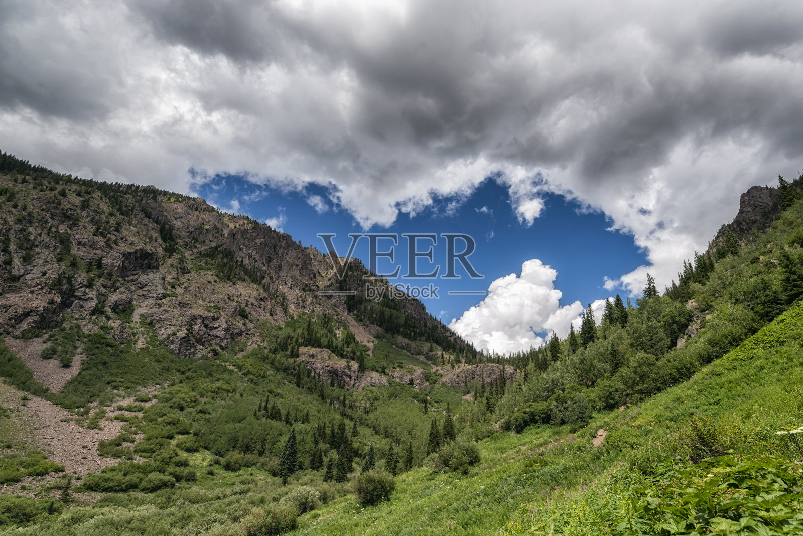 科罗拉多州鹰巢荒野的云的形成照片摄影图片