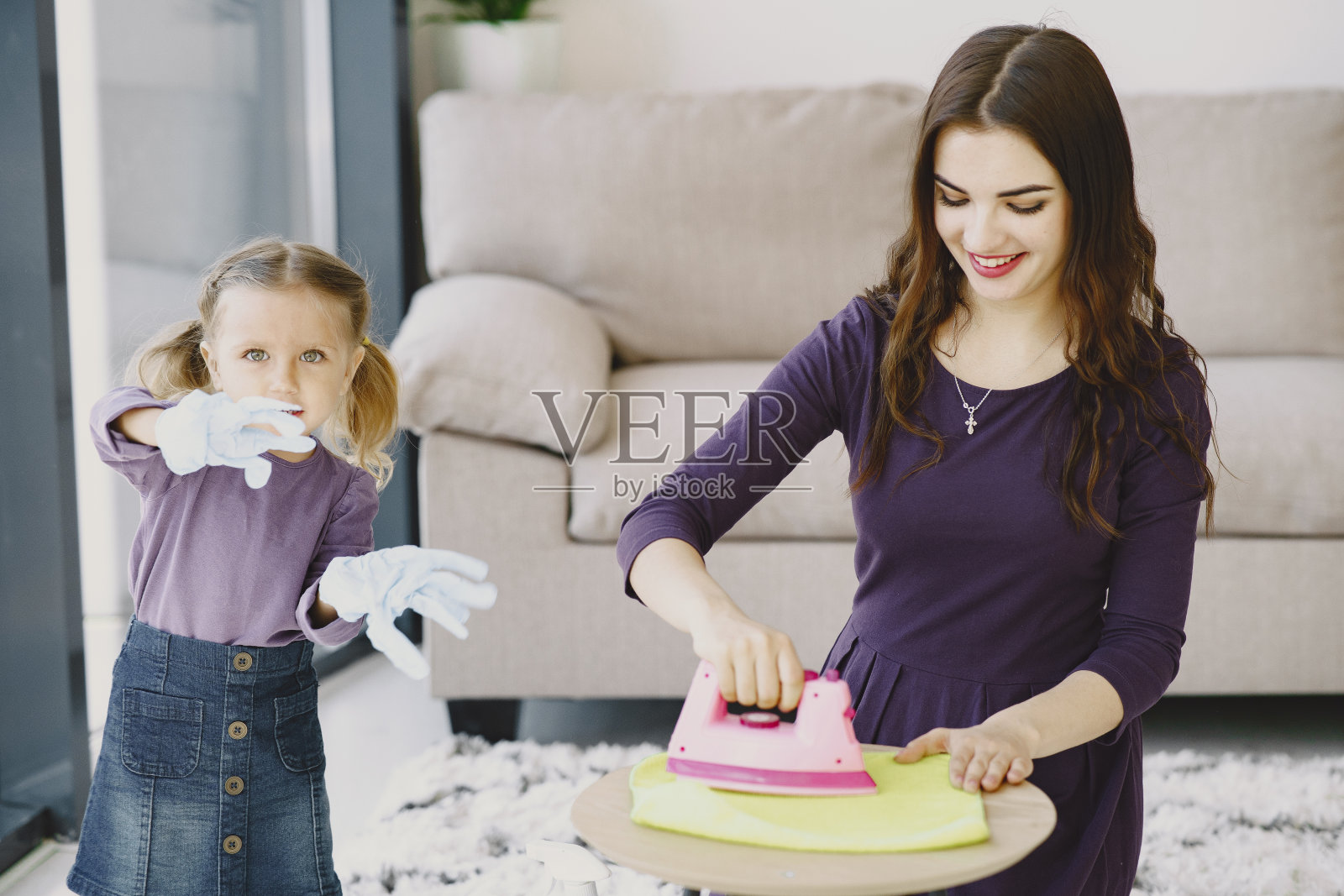 妈妈和女儿一起玩玩具熨斗照片摄影图片