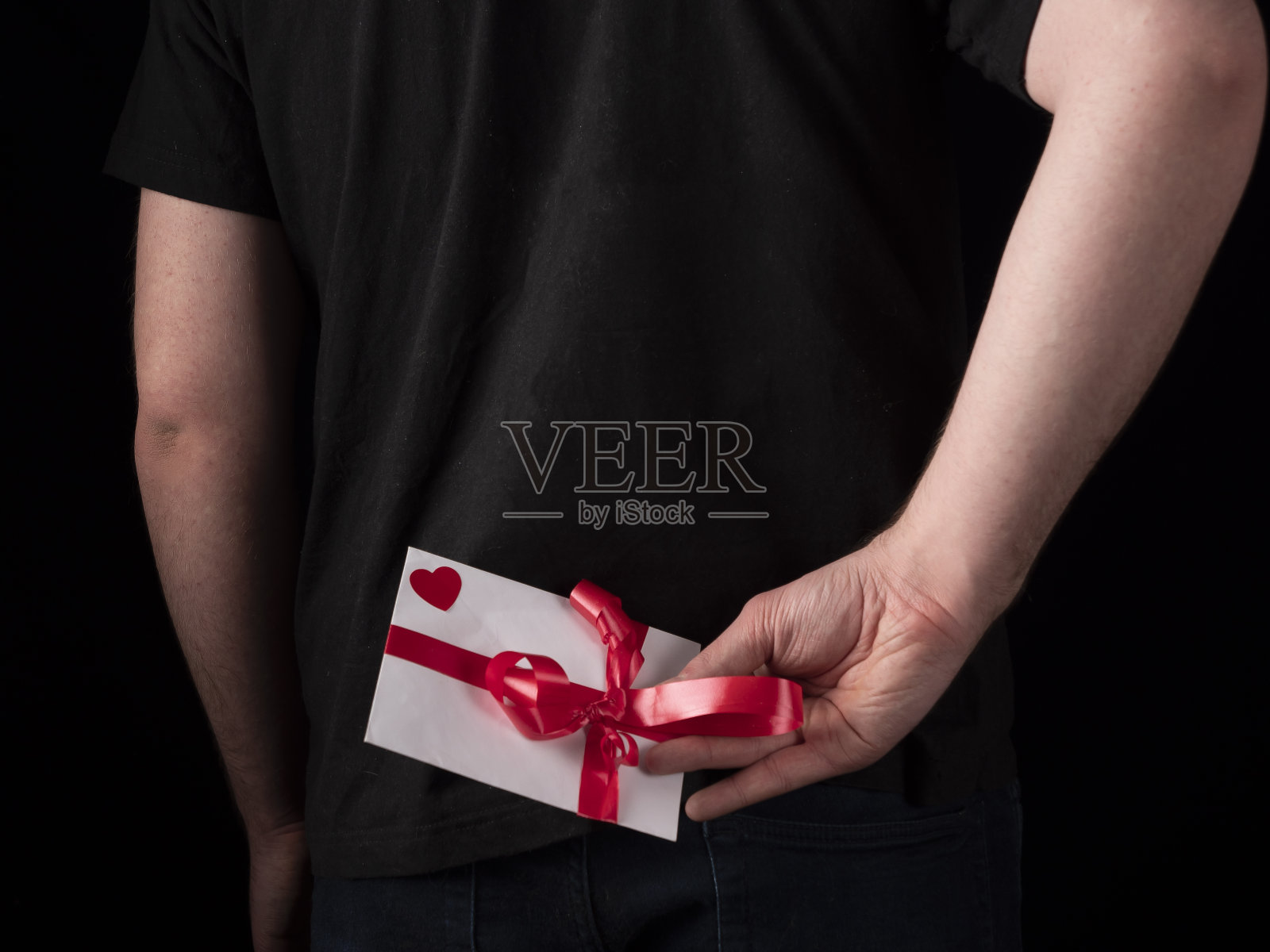 一个穿着黑色t恤套装的年轻人照片摄影图片