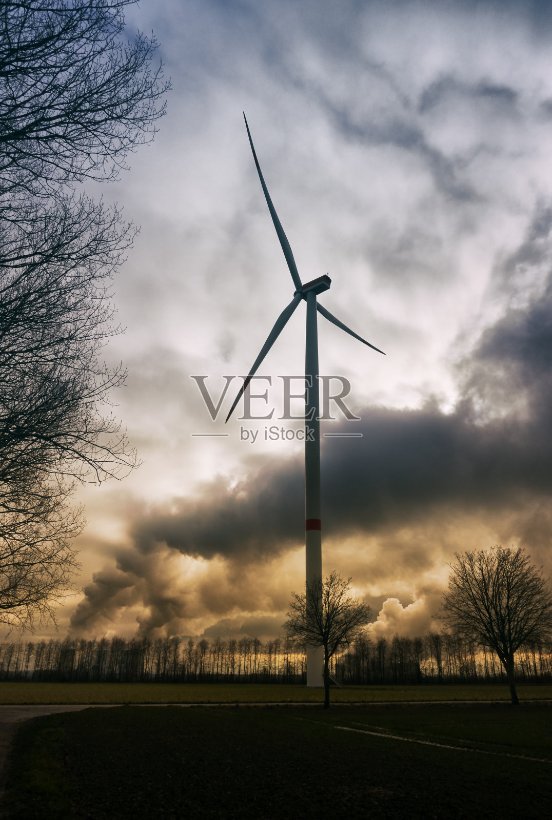 风力涡轮机和燃煤电厂照片摄影图片