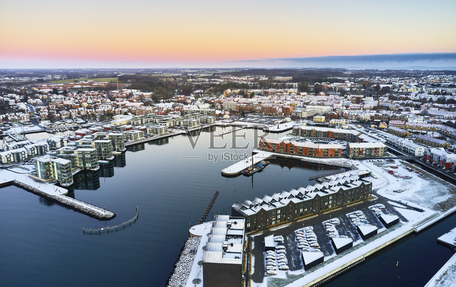 位于海滨的住宅区照片摄影图片