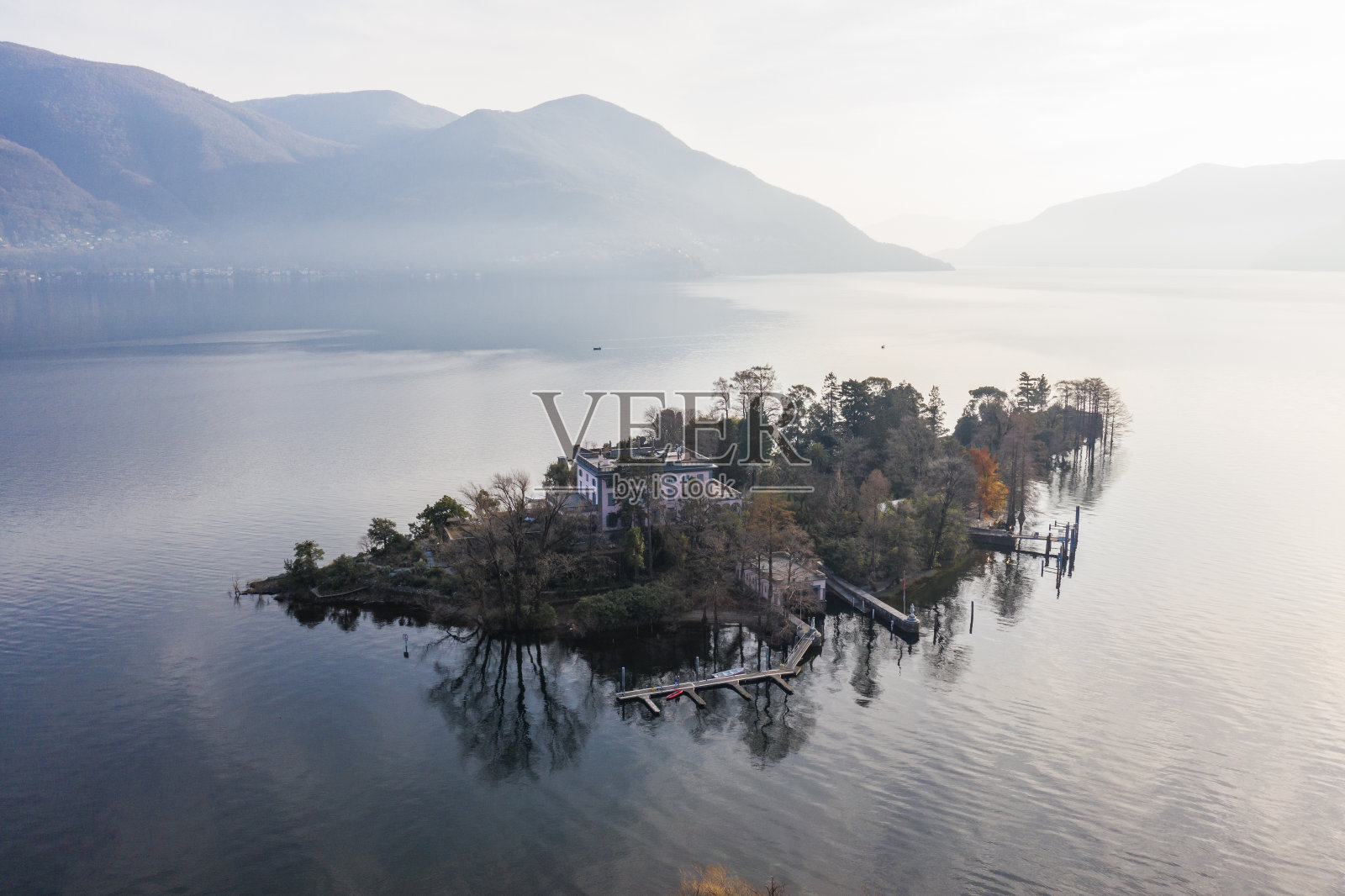 马焦雷湖上的布里萨戈群岛的无人机视图照片摄影图片
