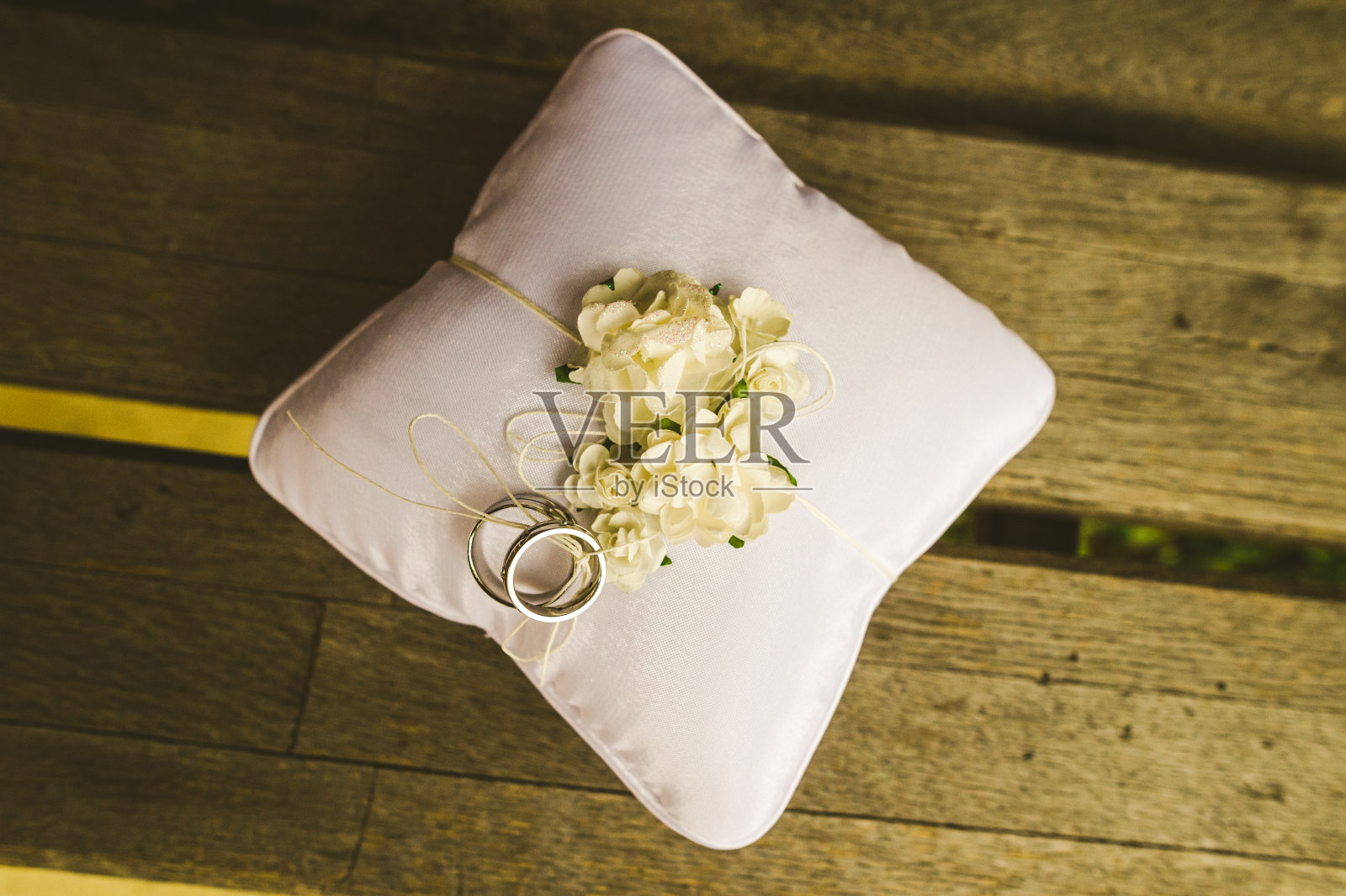 枕头上的结婚戒指照片摄影图片