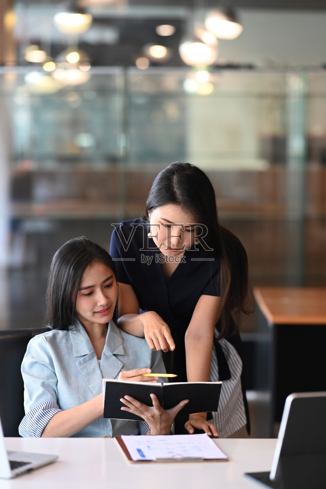 女企业家在会议室里谈论商业计划和战略。照片摄影图片