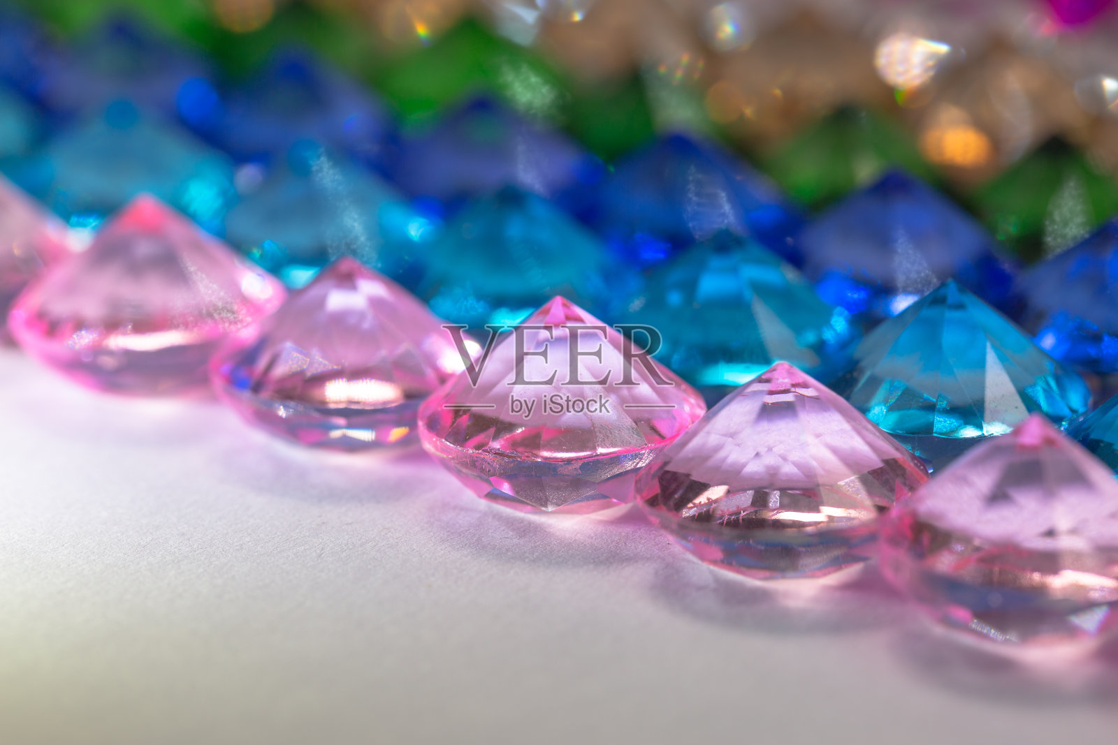 彩色钻石排成一排照片摄影图片