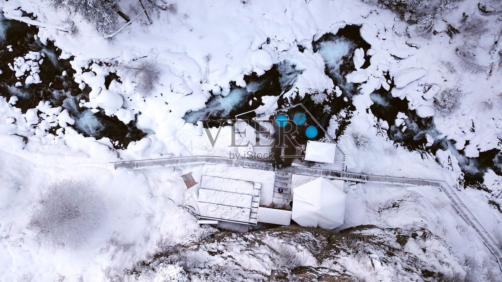 雪山里的温泉照片摄影图片