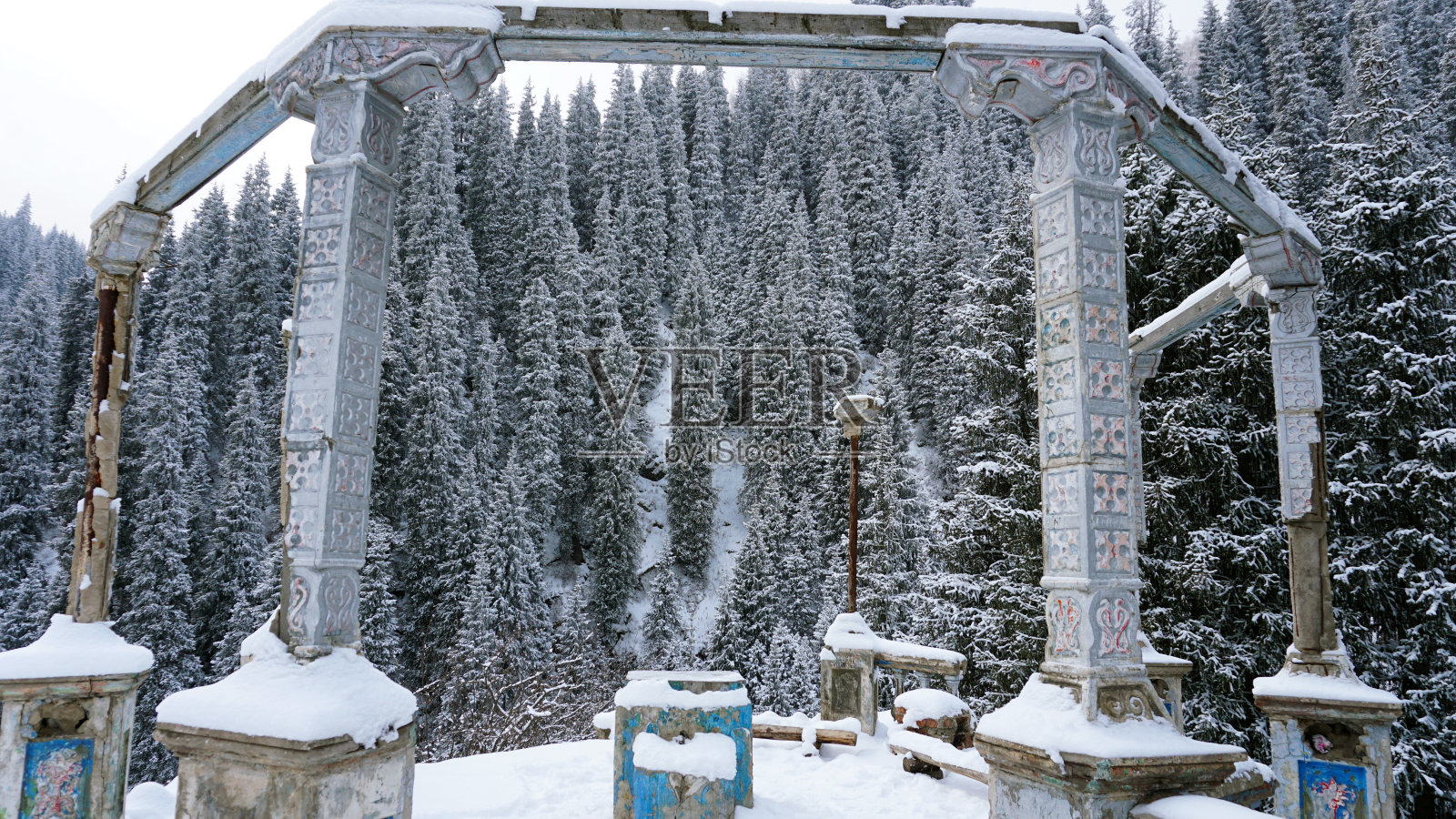 一个可以看到山景的废弃老凉亭照片摄影图片