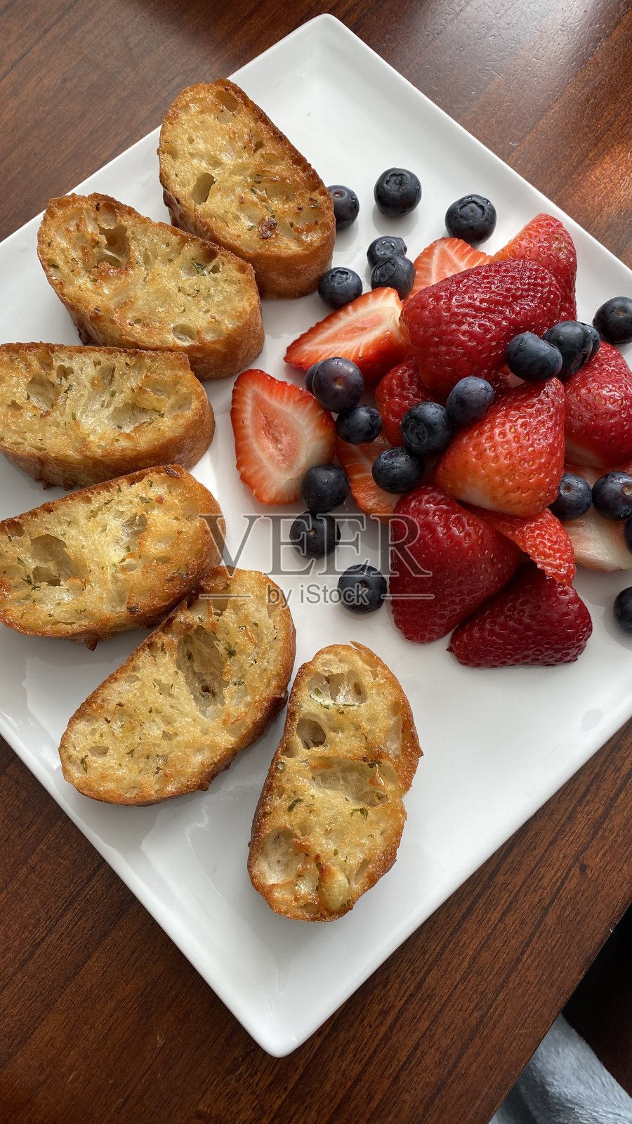 蒜蓉浆果面包照片摄影图片