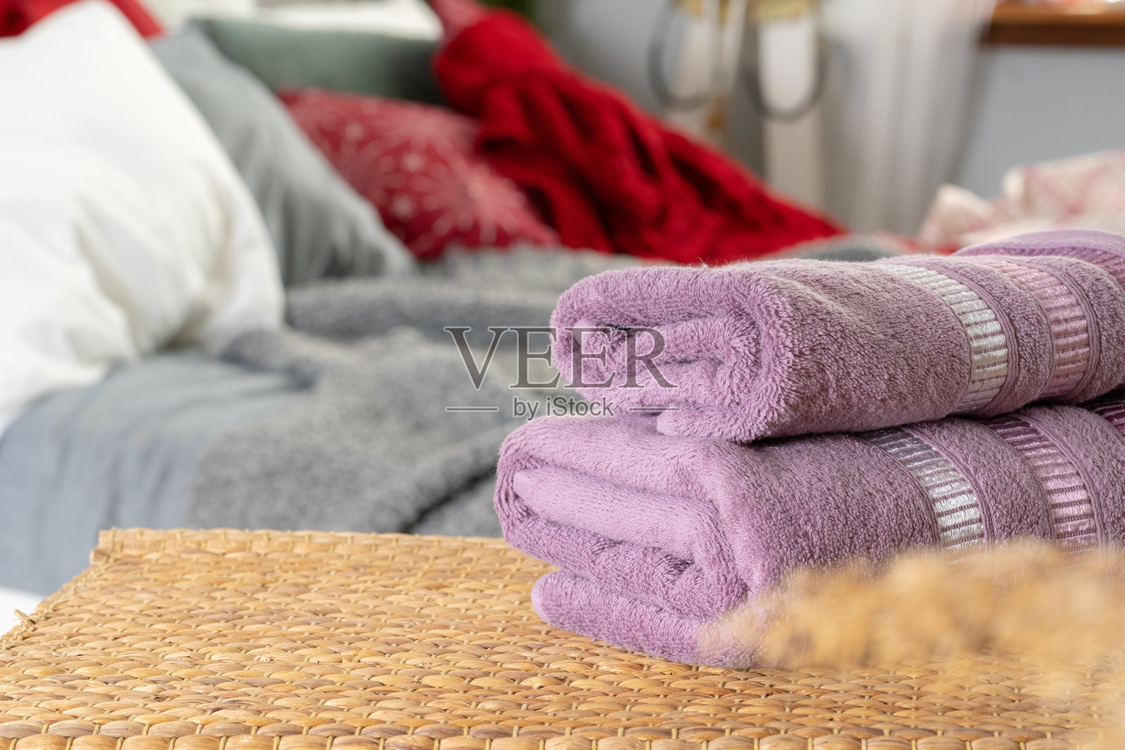 卧室的木桌上堆放着干净的毛巾照片摄影图片