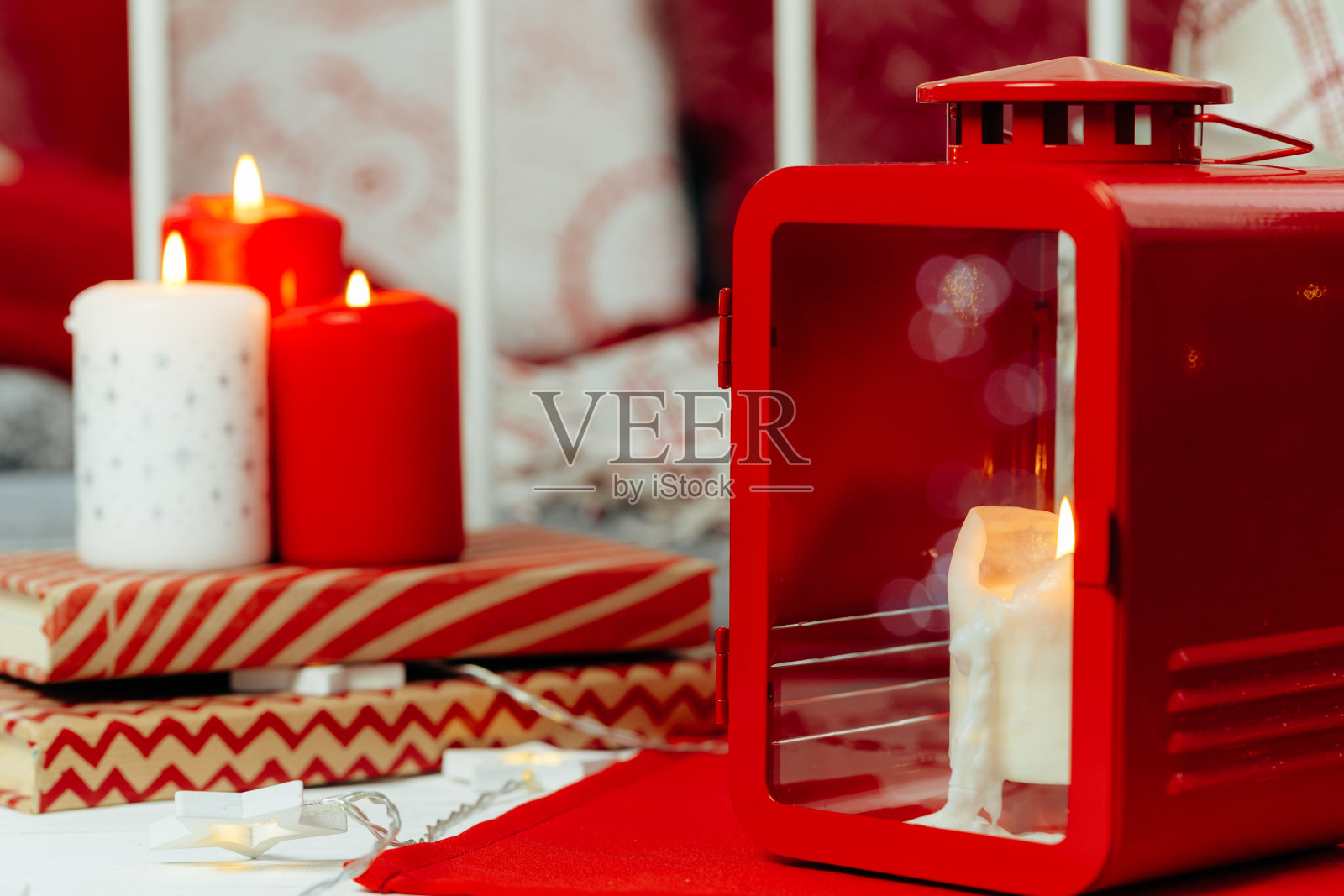 红色和白色的圣诞蜡烛室内装饰照片摄影图片