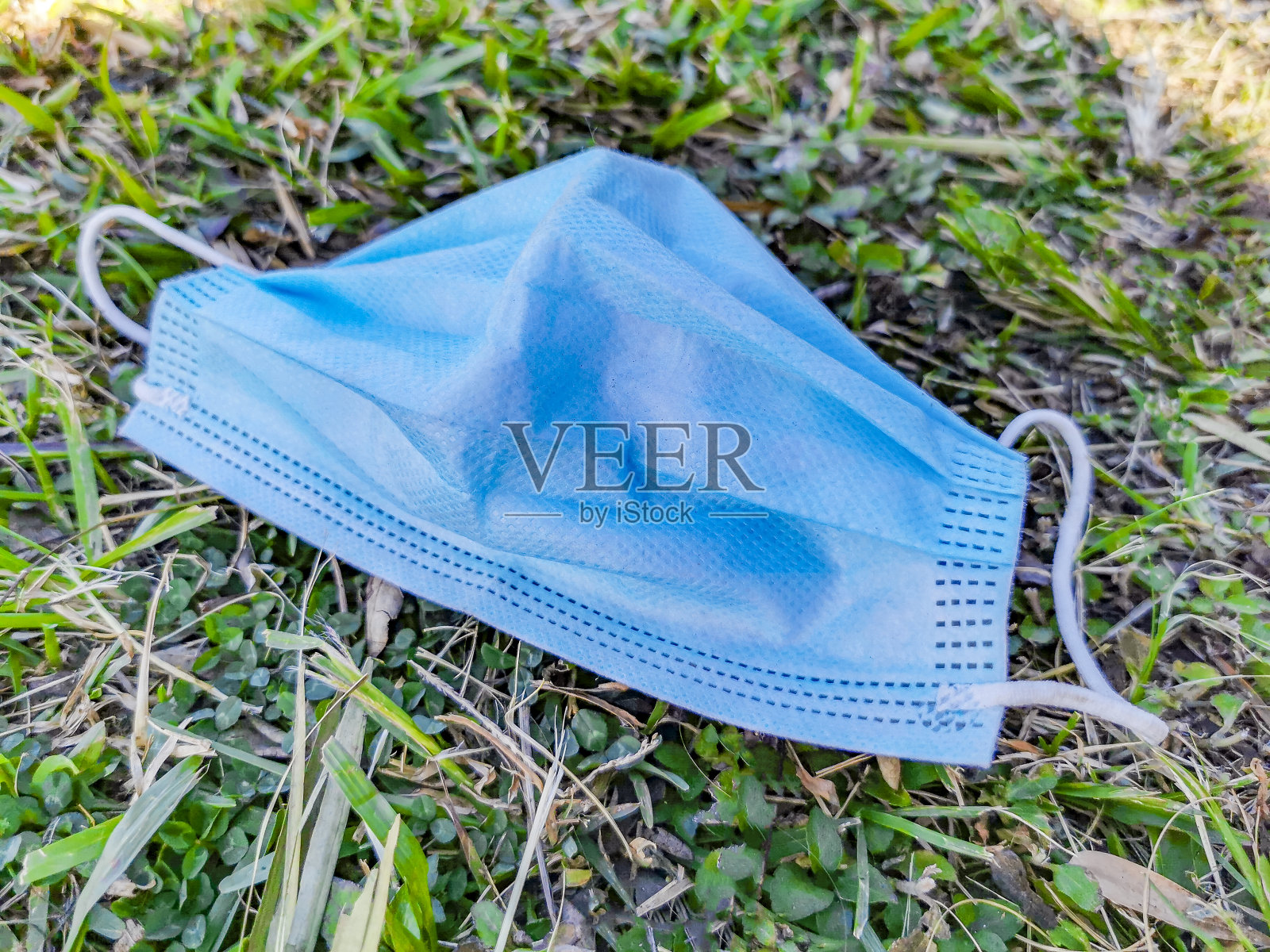 医用蓝色口罩。冠状病毒污染。Covid19。照片摄影图片