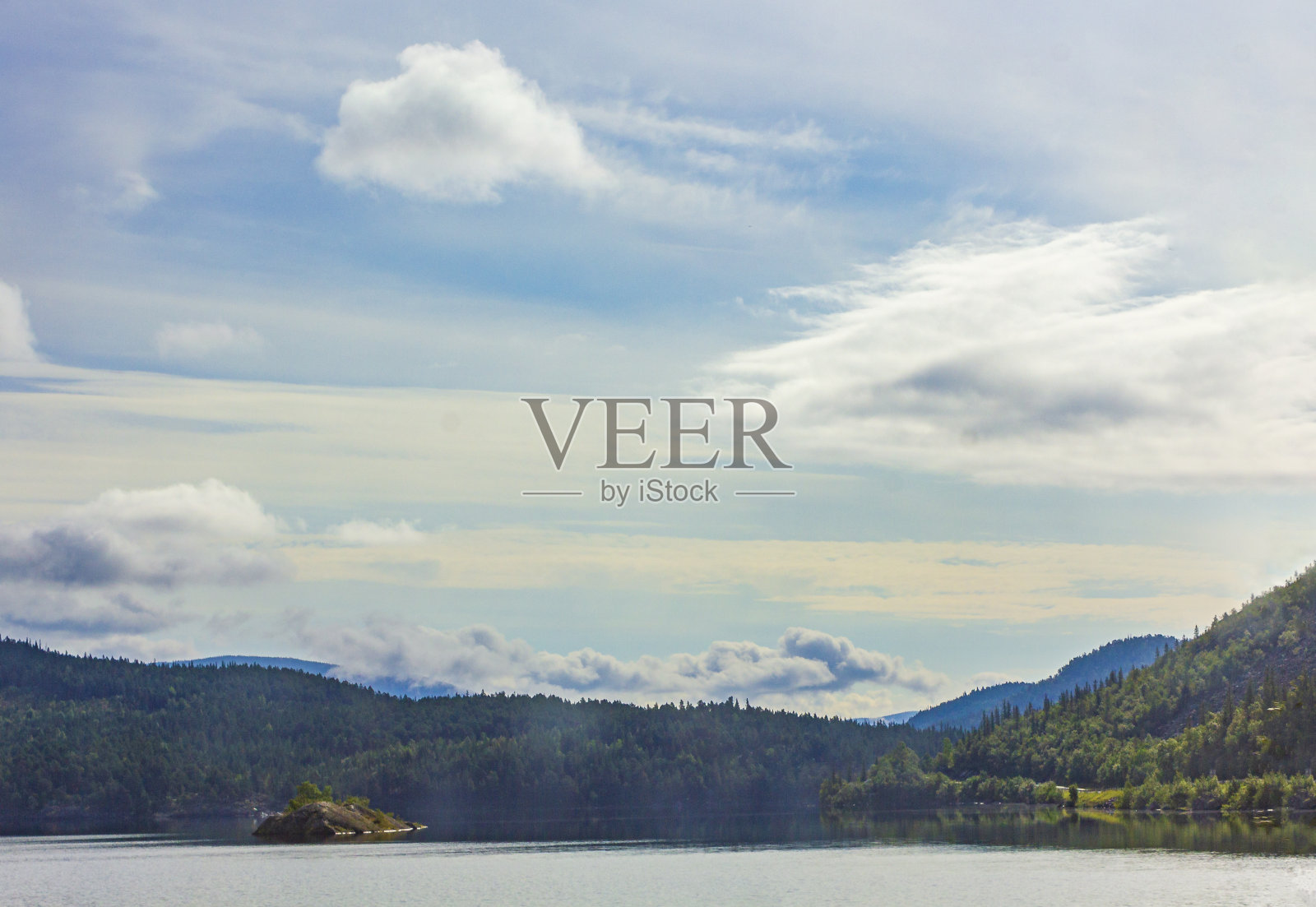 令人难以置信的挪威风景，色彩斑斓的山脉，峡湾森林，挪威约敦海门。照片摄影图片