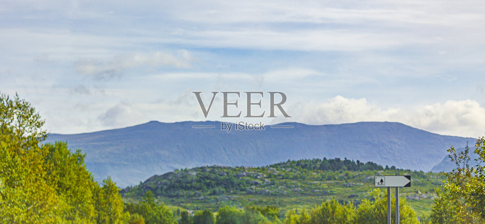 令人难以置信的挪威风景，有山，云，森林，挪威jotunhemen。照片摄影图片