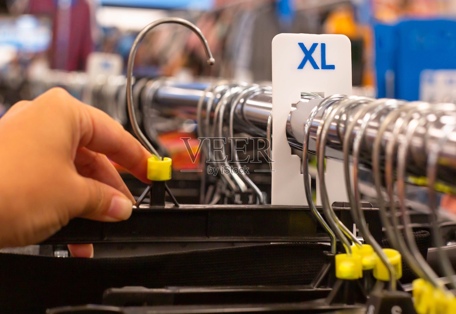 一位女士在XL特大号购物区购买衣服。体重增加和体型增大的人。照片摄影图片