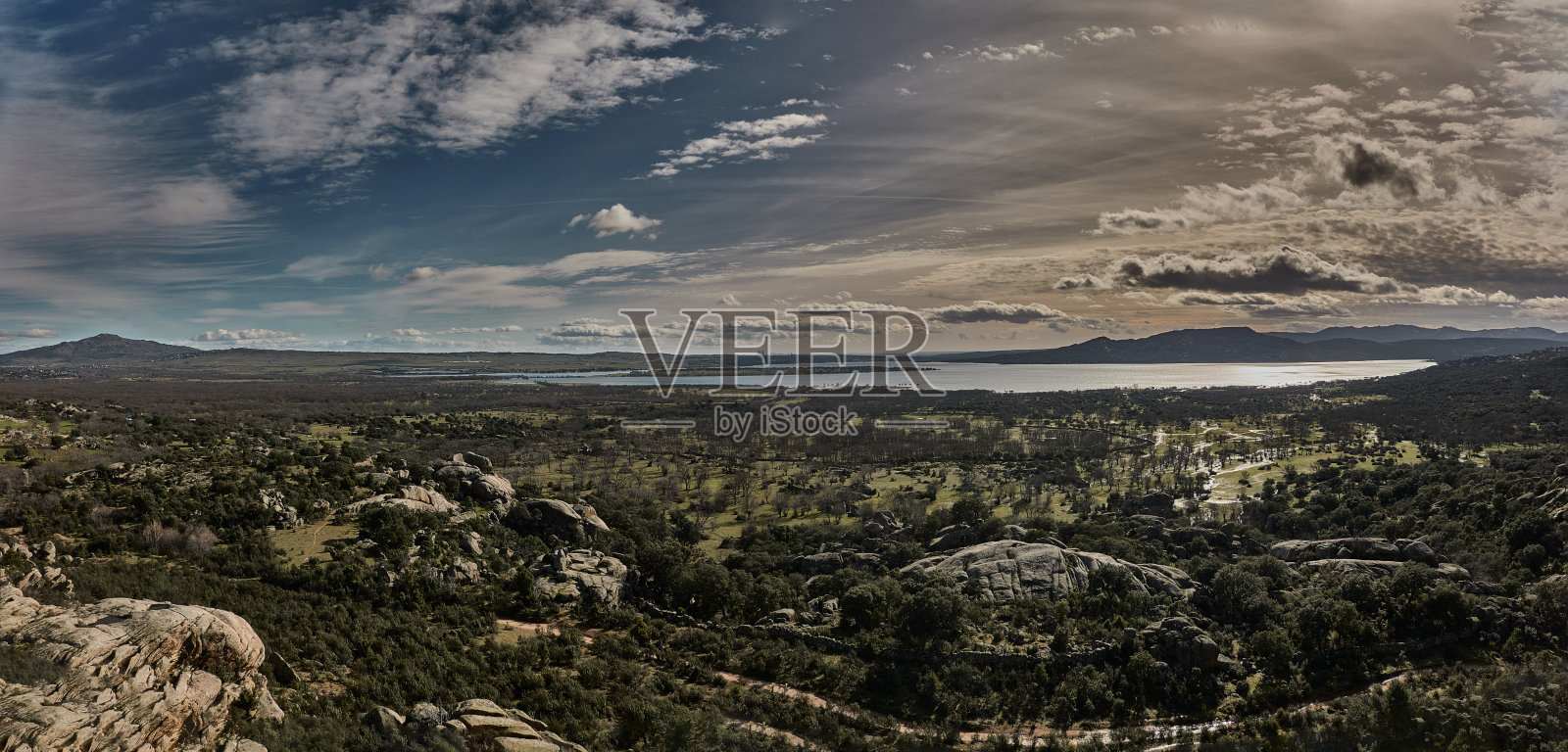 santiago lana水库，Cerro de San Pedro和来自La Pedriza的马德里天际线在Sierra de Guadarrama国家公园。马德里的社区。西班牙照片摄影图片