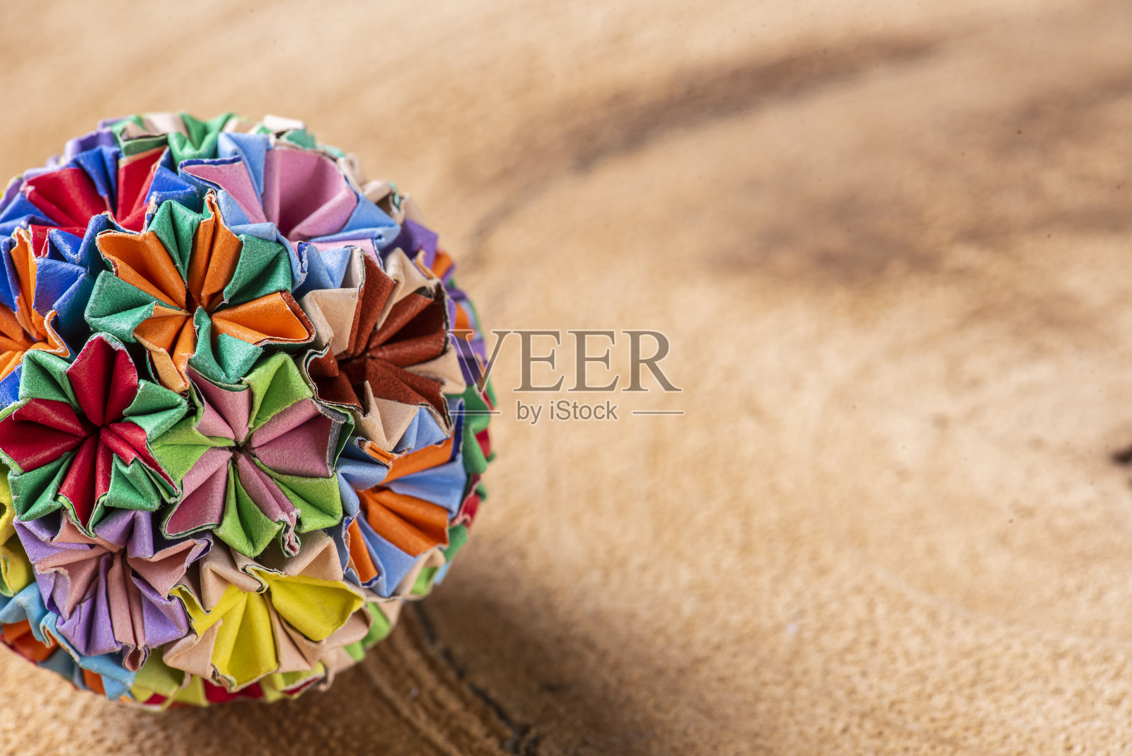 彩色手工折纸钥匙链在一个木制的背景照片摄影图片