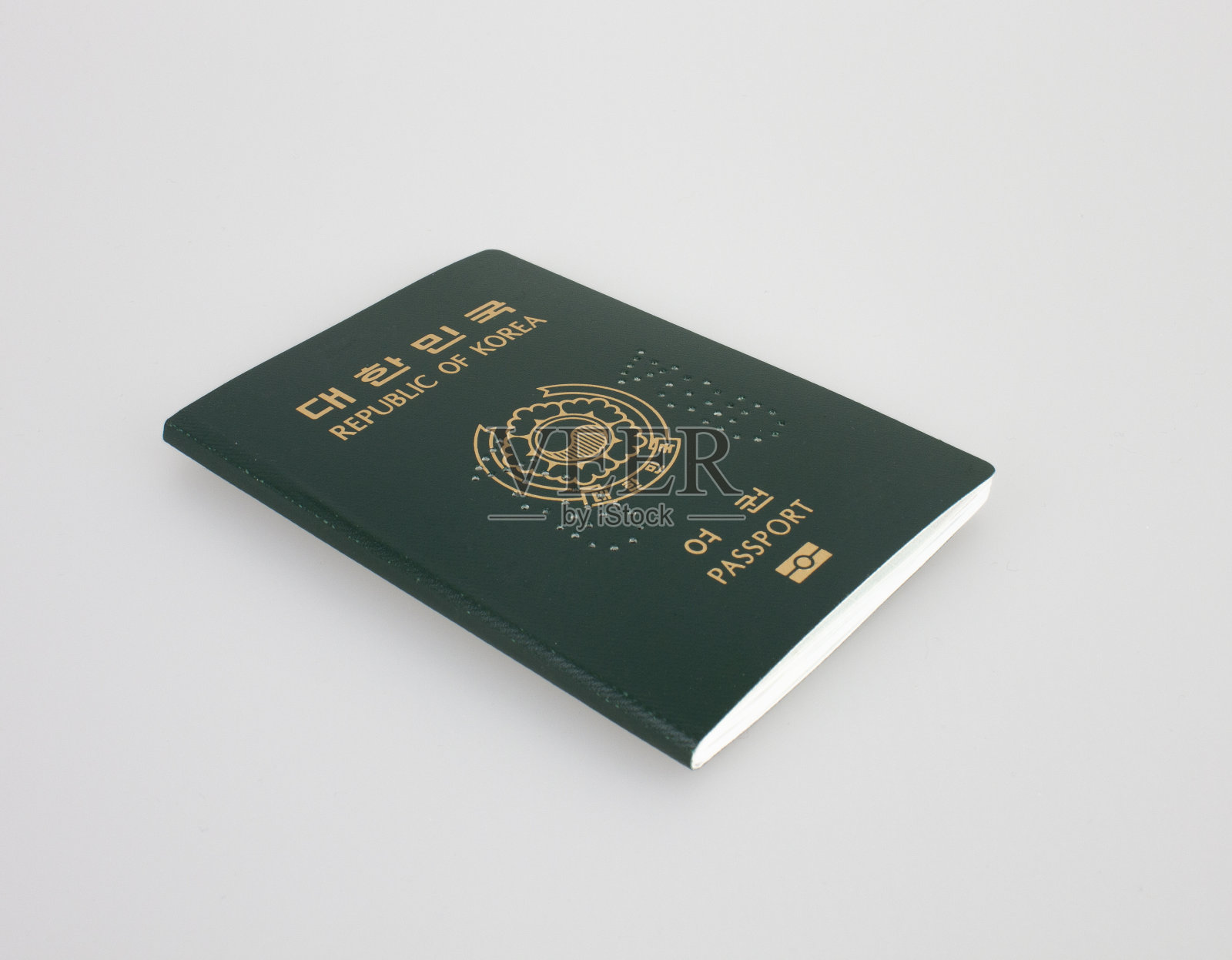过期护照(大韩民国)以白色背景隔离照片摄影图片