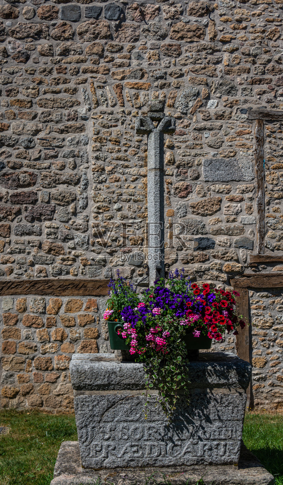 在法国洛泽尔的中世纪小镇马尔济厄，一段很长的步行路程。照片摄影图片