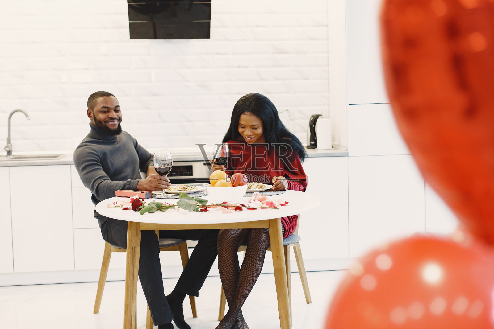 非洲夫妇共度时光照片摄影图片