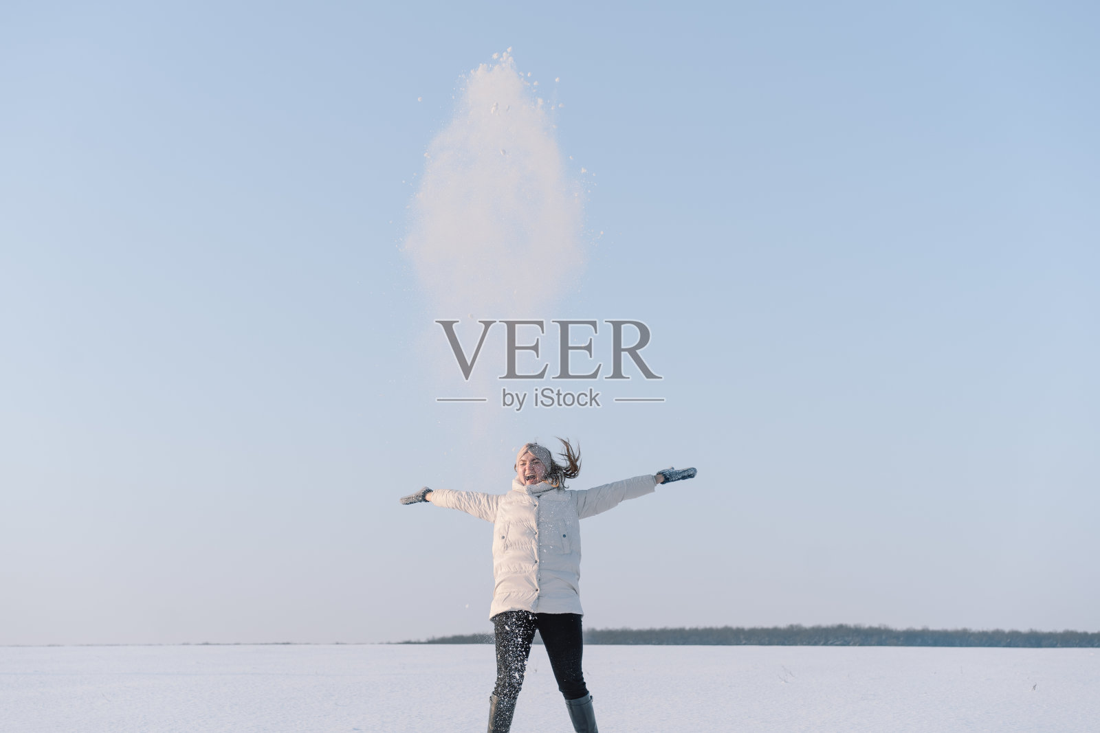 女人在玩雪。照片摄影图片