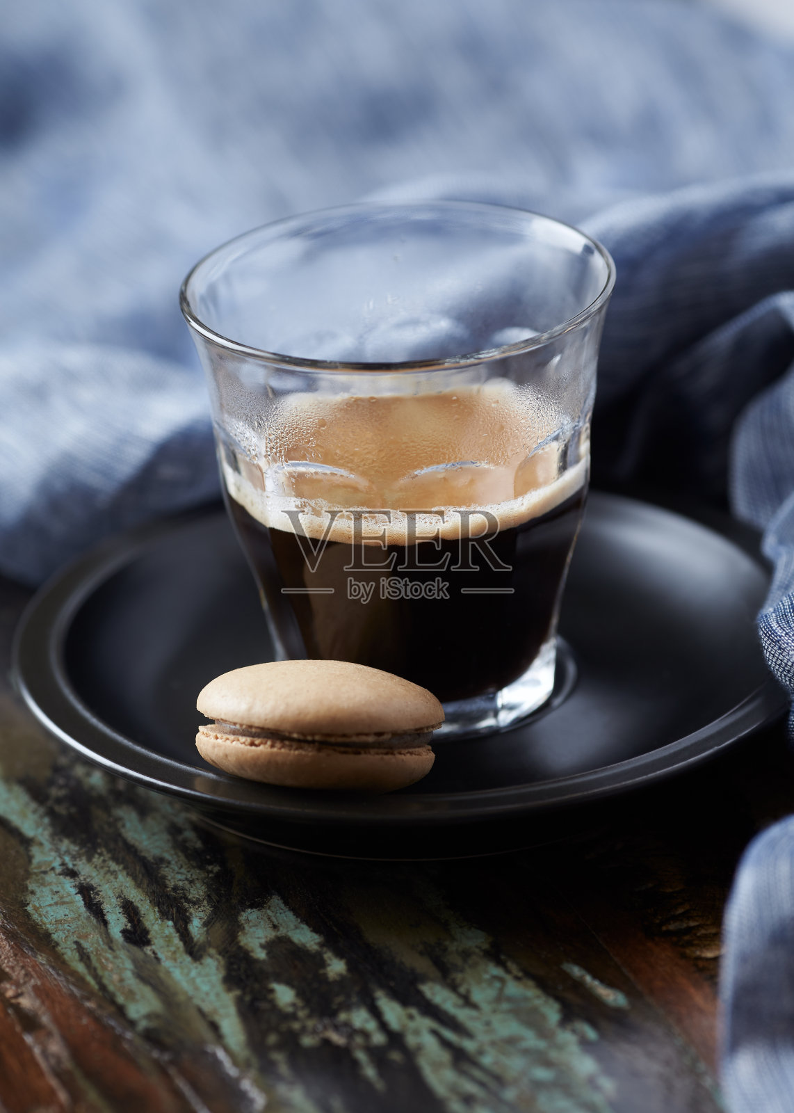 咖啡在玻璃杯在乡村木制背景。关闭了。照片摄影图片