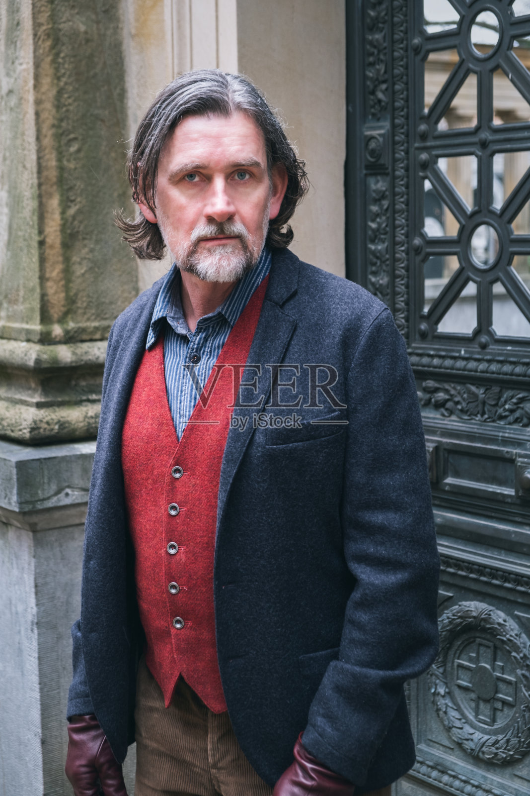 50多岁英俊男子站在大楼前的肖像照片摄影图片