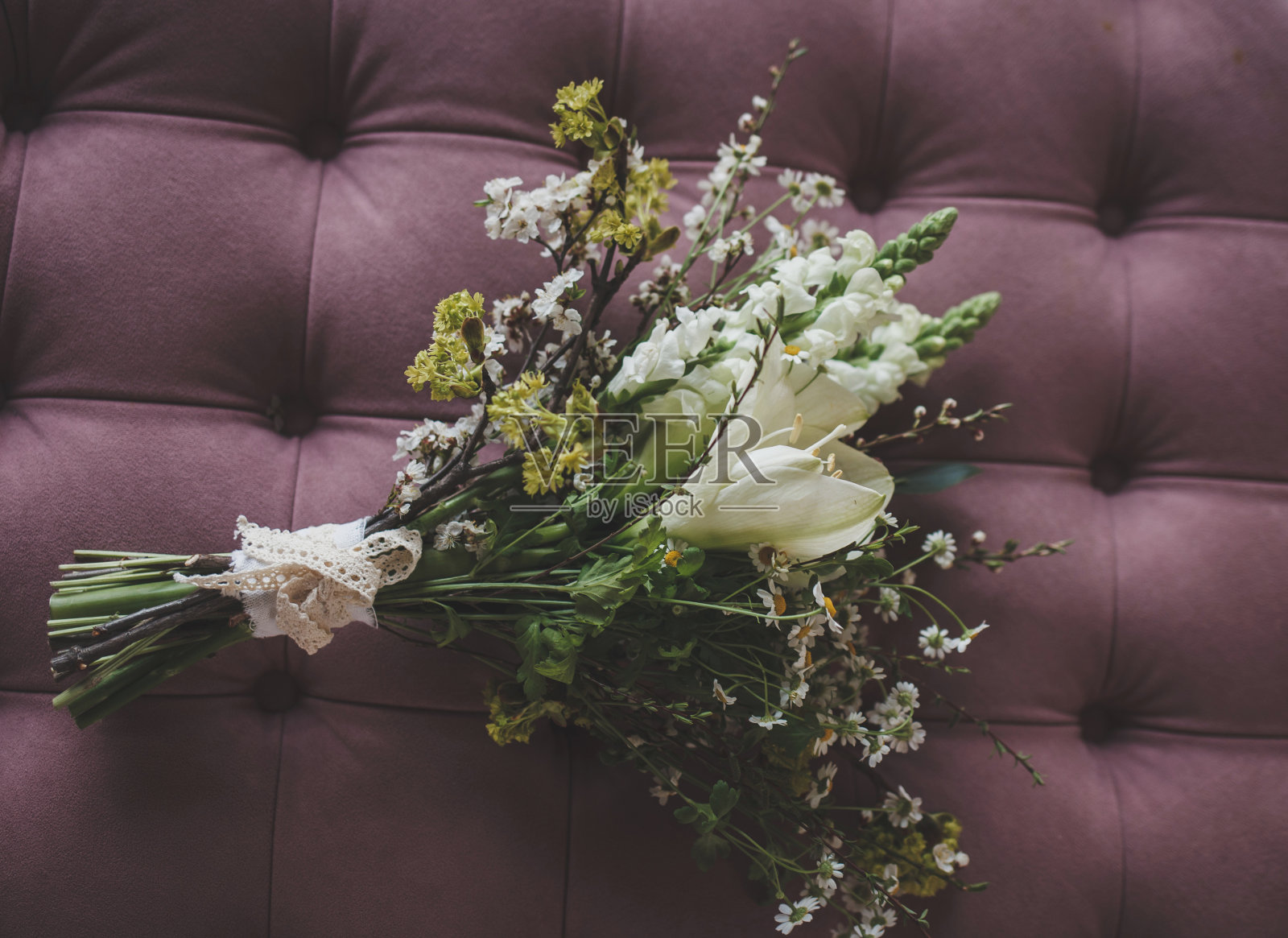 婚礼彩花送给新娘。照片摄影图片