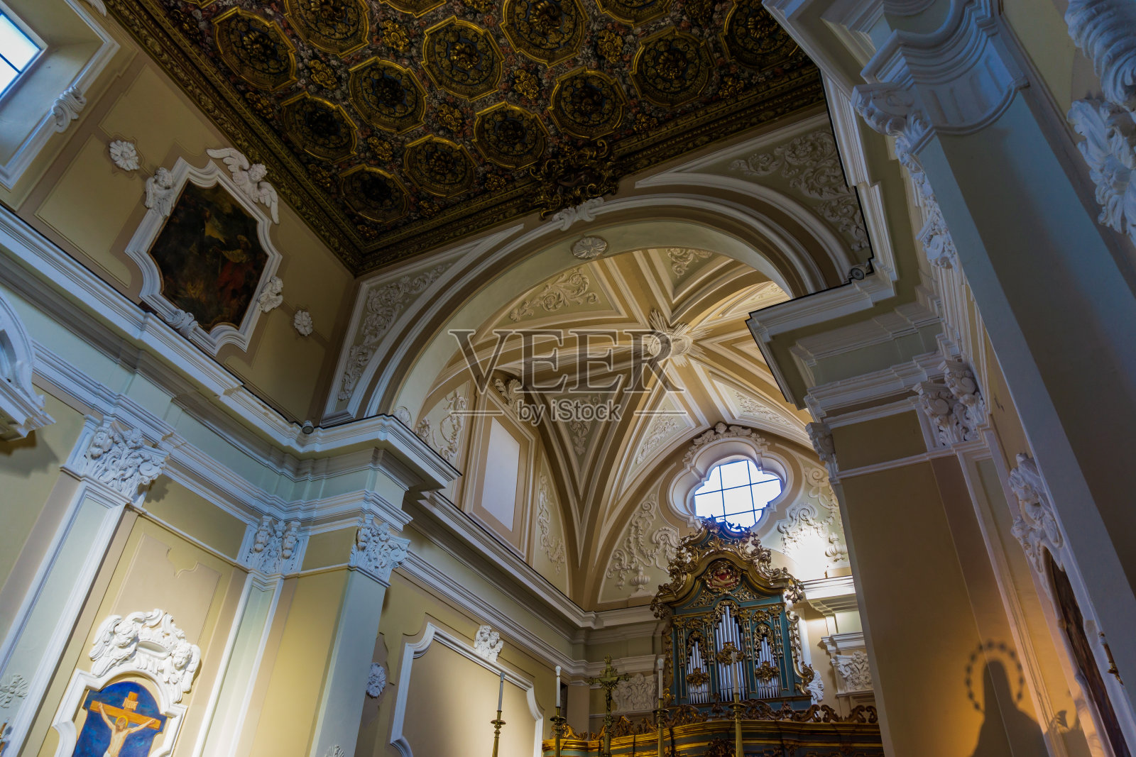 Teano,污染,坎帕尼亚。圣弗朗西斯科教堂。它建于14世纪，哥特式风格，由修道院的未成年人在巴洛克时代广泛重建。照片摄影图片